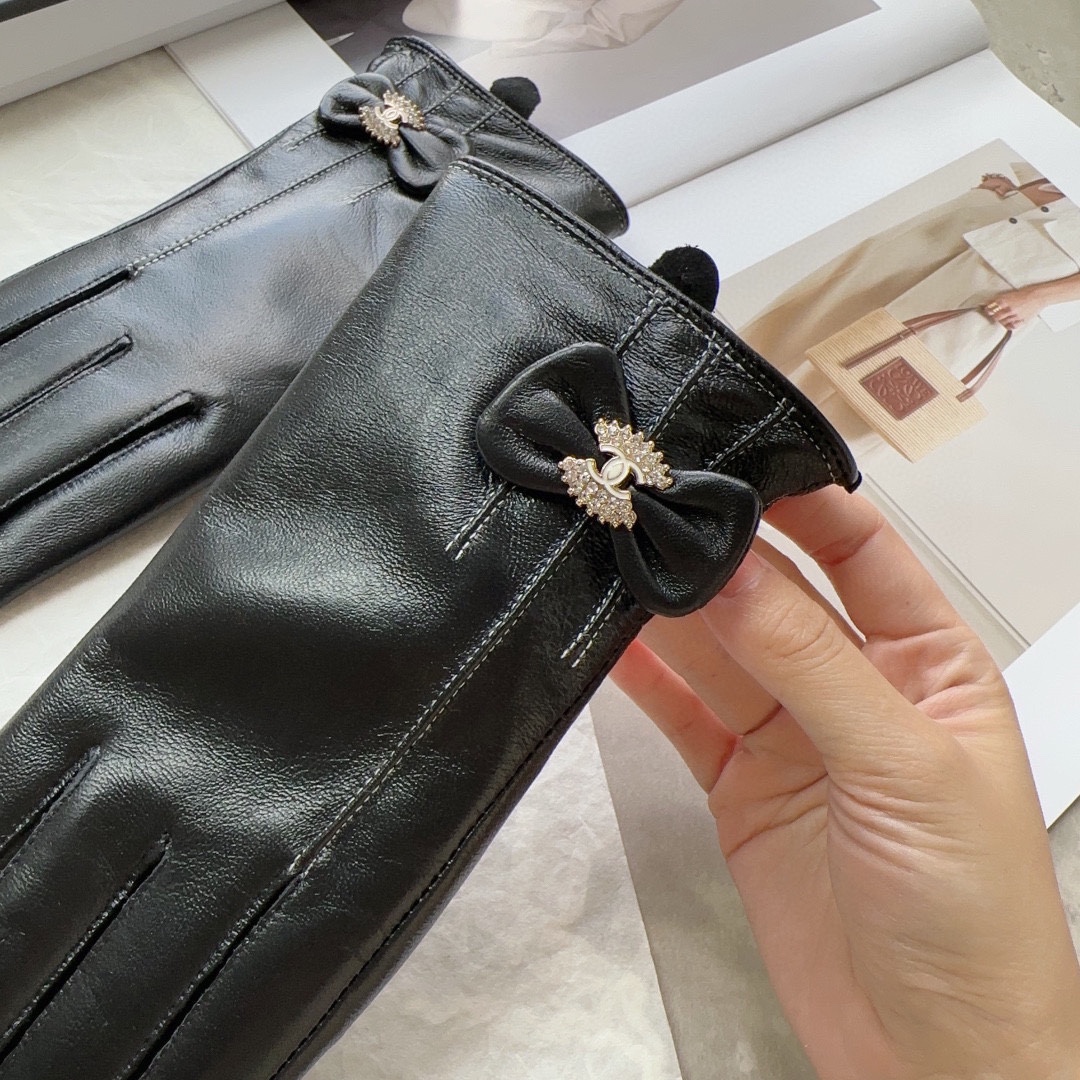 TOP CHANEL  First Grade Sheepskin Women's Gloves - Black