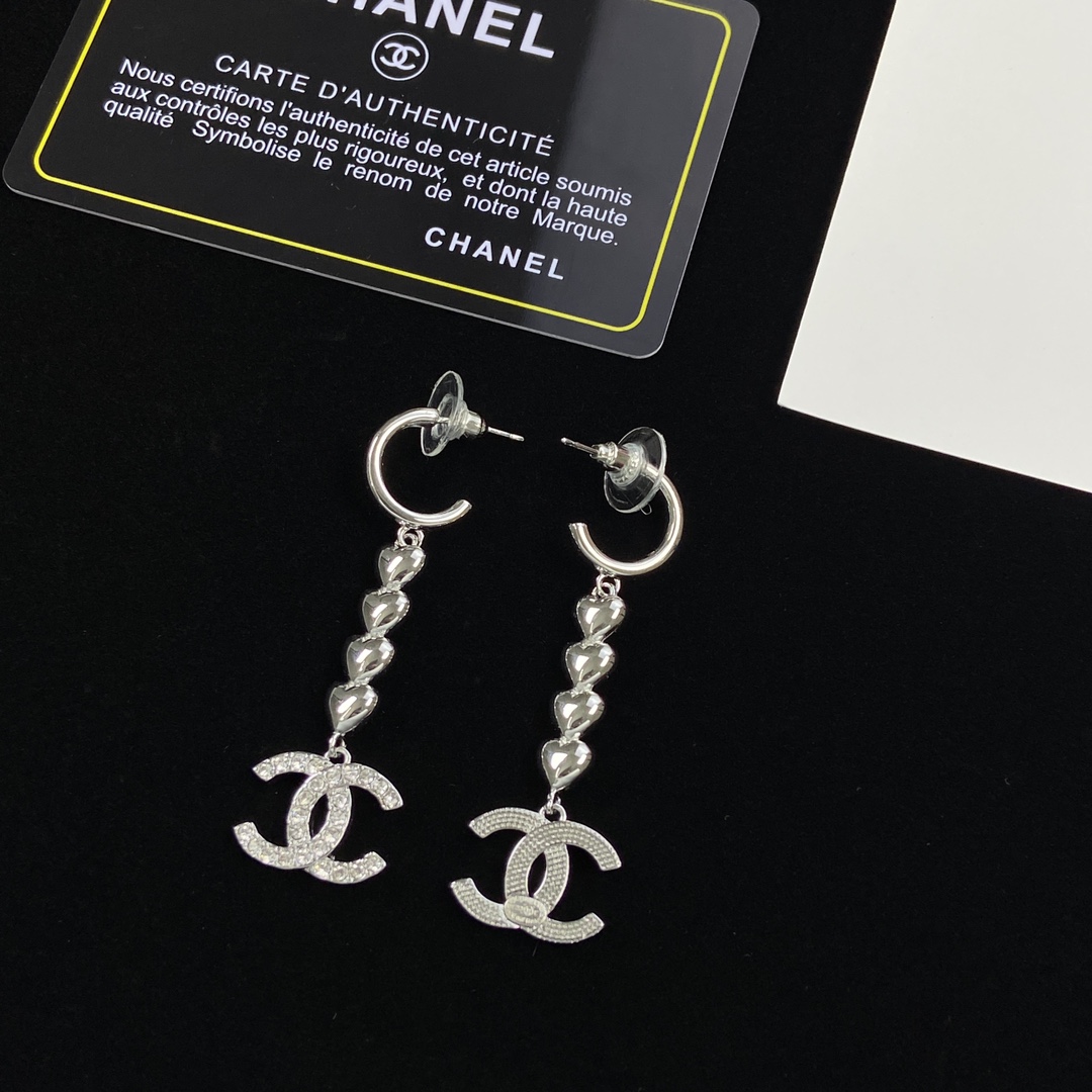 TOP CHANEL Metal Heart/Diamond Earrings - Silver