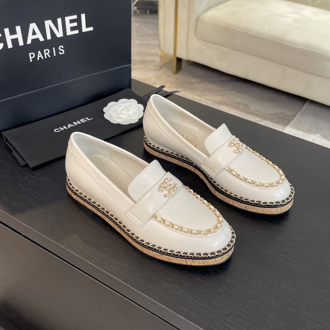 TOP CHANEL Loafers with Chain and CC Logo - 4 Color