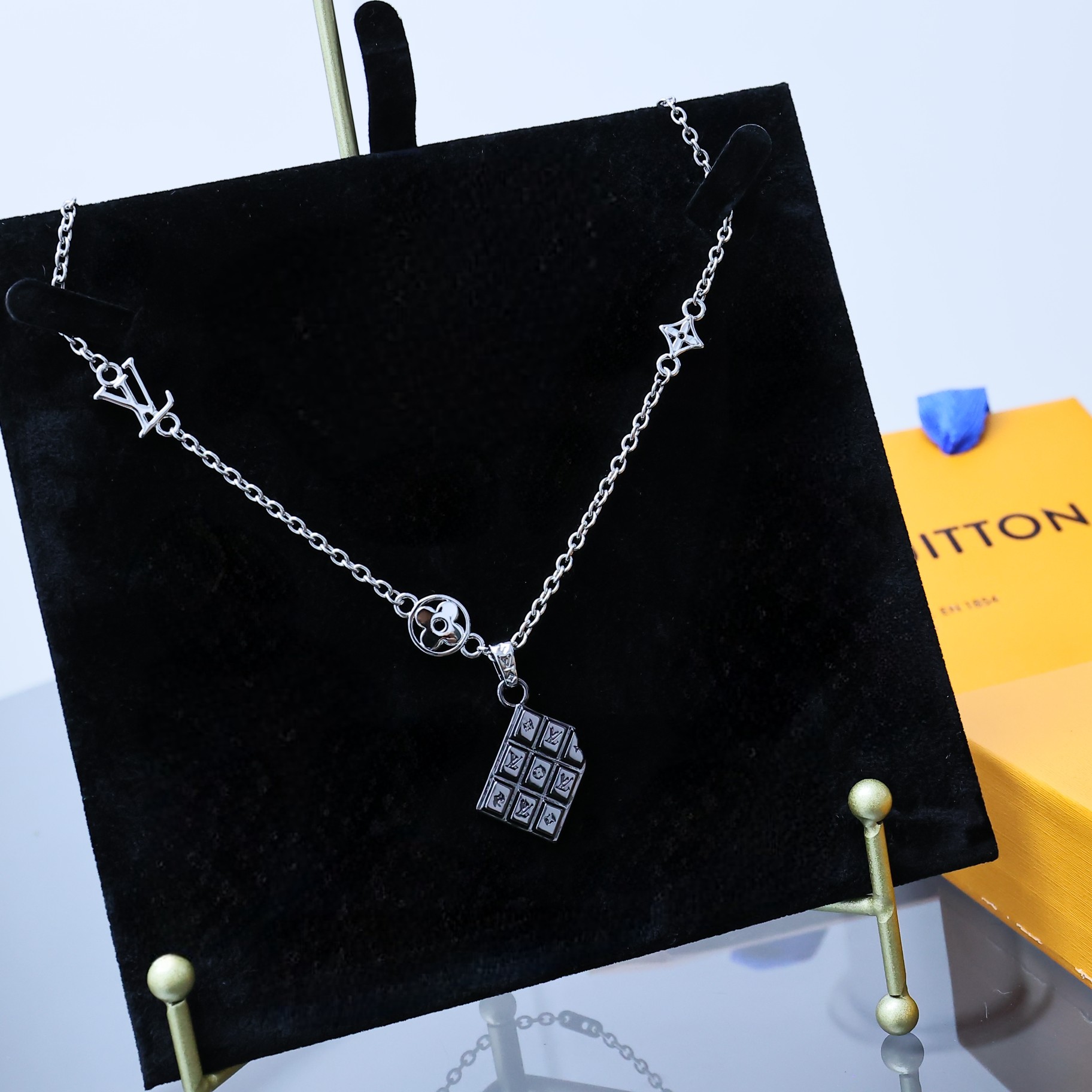 TOP Louis Vuitton LV Chocolate Bar Necklace