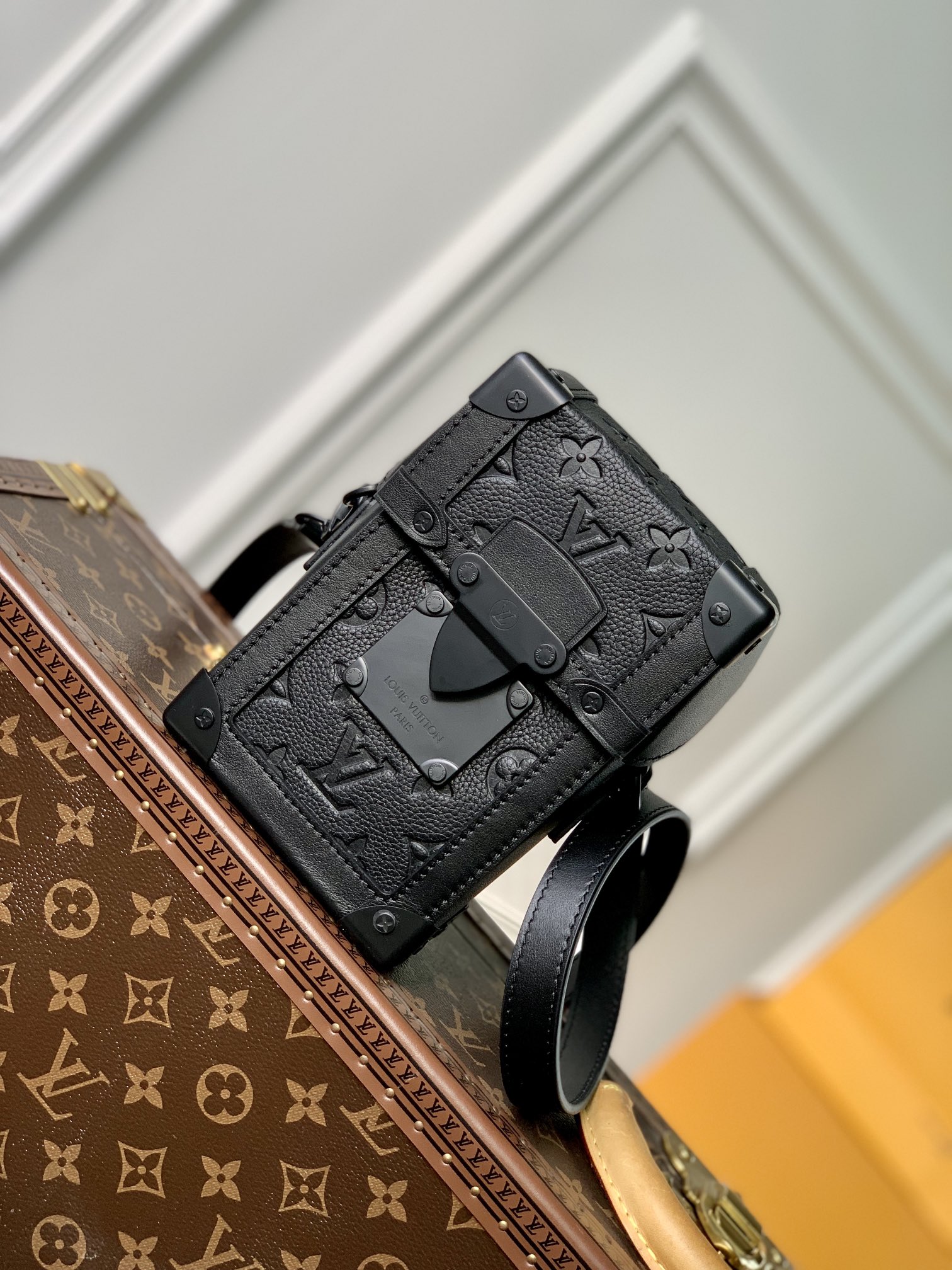 Louis Vuitton Vertical Trunk Wearable Wallet M82070 (10A Mirror Version)