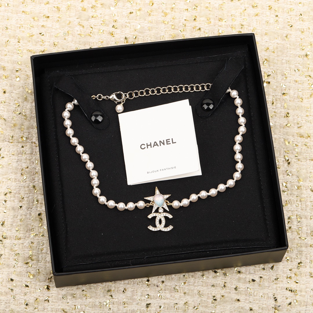 TOP CHANEL CC Five-Pointed Star Necklace - White