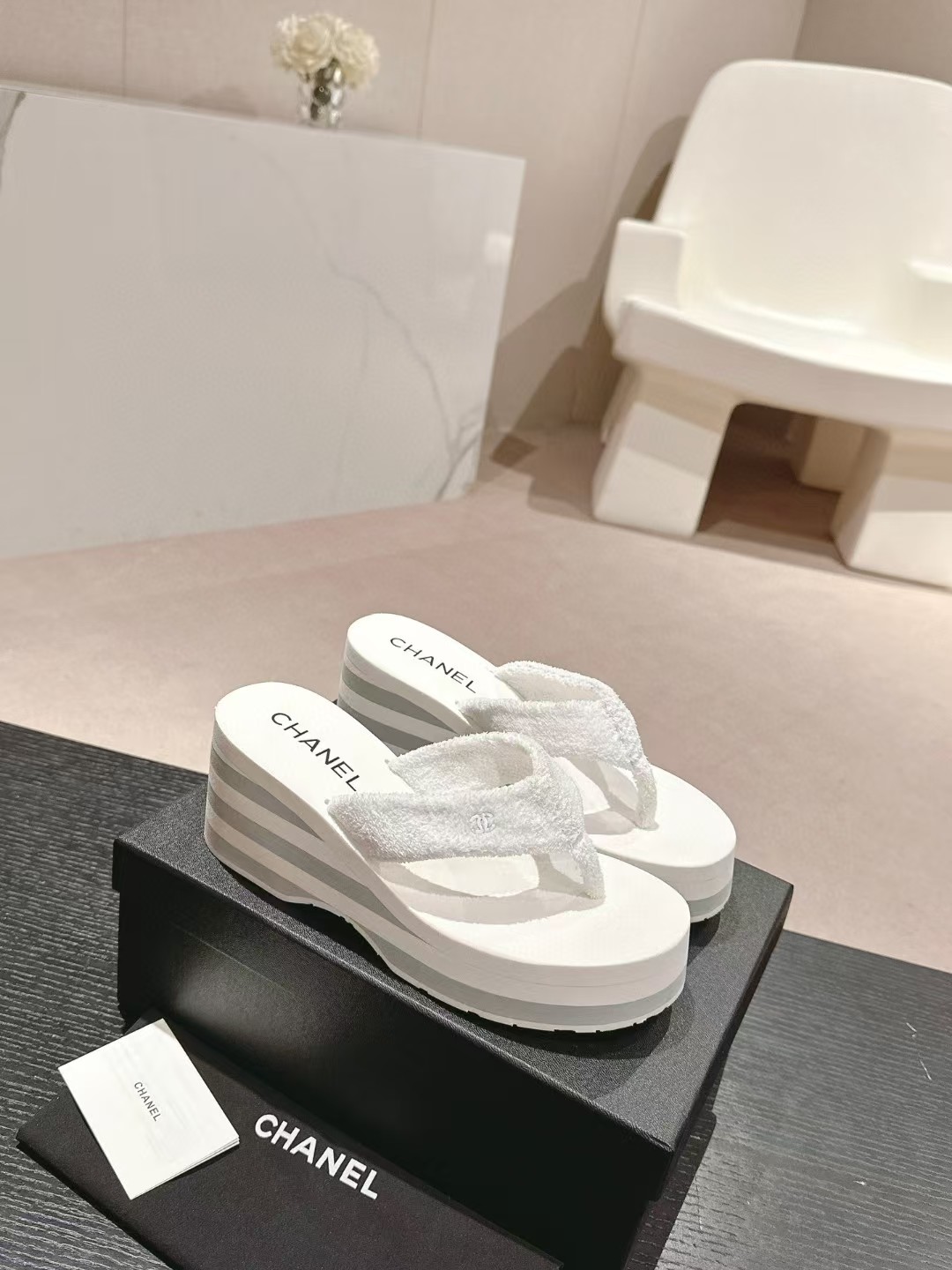 TOP CHANEL Logo Sliders - White