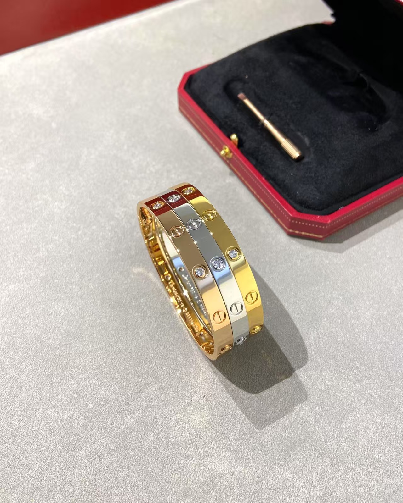 TOP Cartier Love Bracelet - 4 Stones