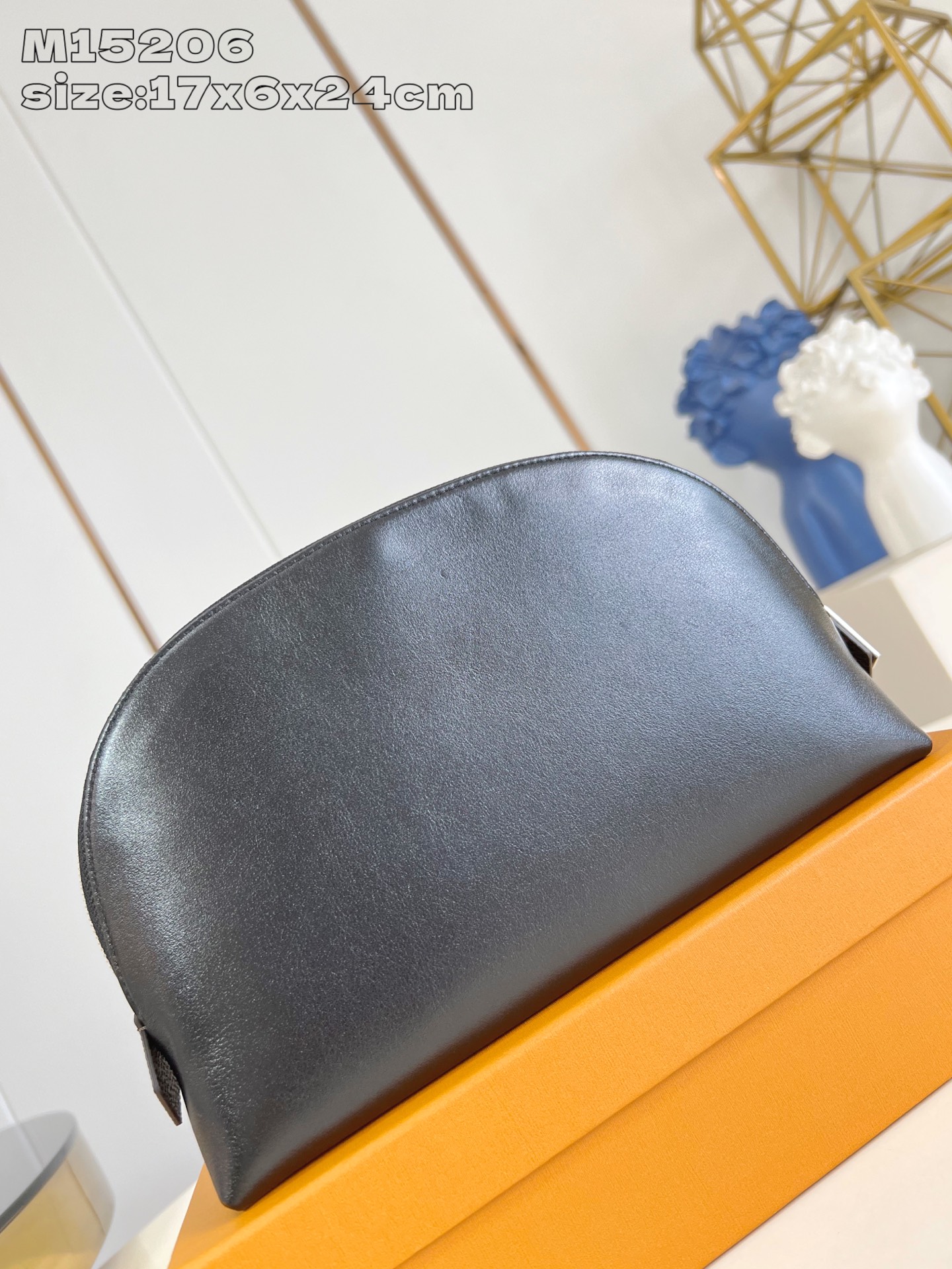 TOP Louis Vuitton LV Pochette Cosmétique Cosmetic Bag 17 x 6 x 24 cm - Black