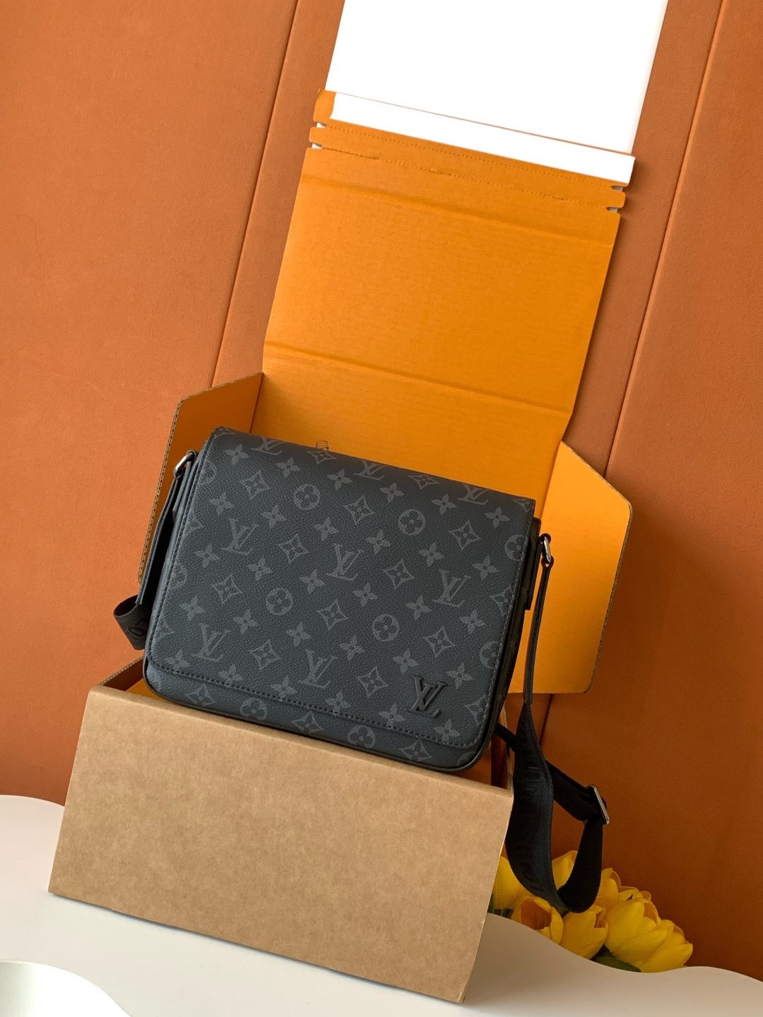 TOP Louis Vuitton LV District Monogram Eclipse Canvas Bag 26x20x7cm - Black