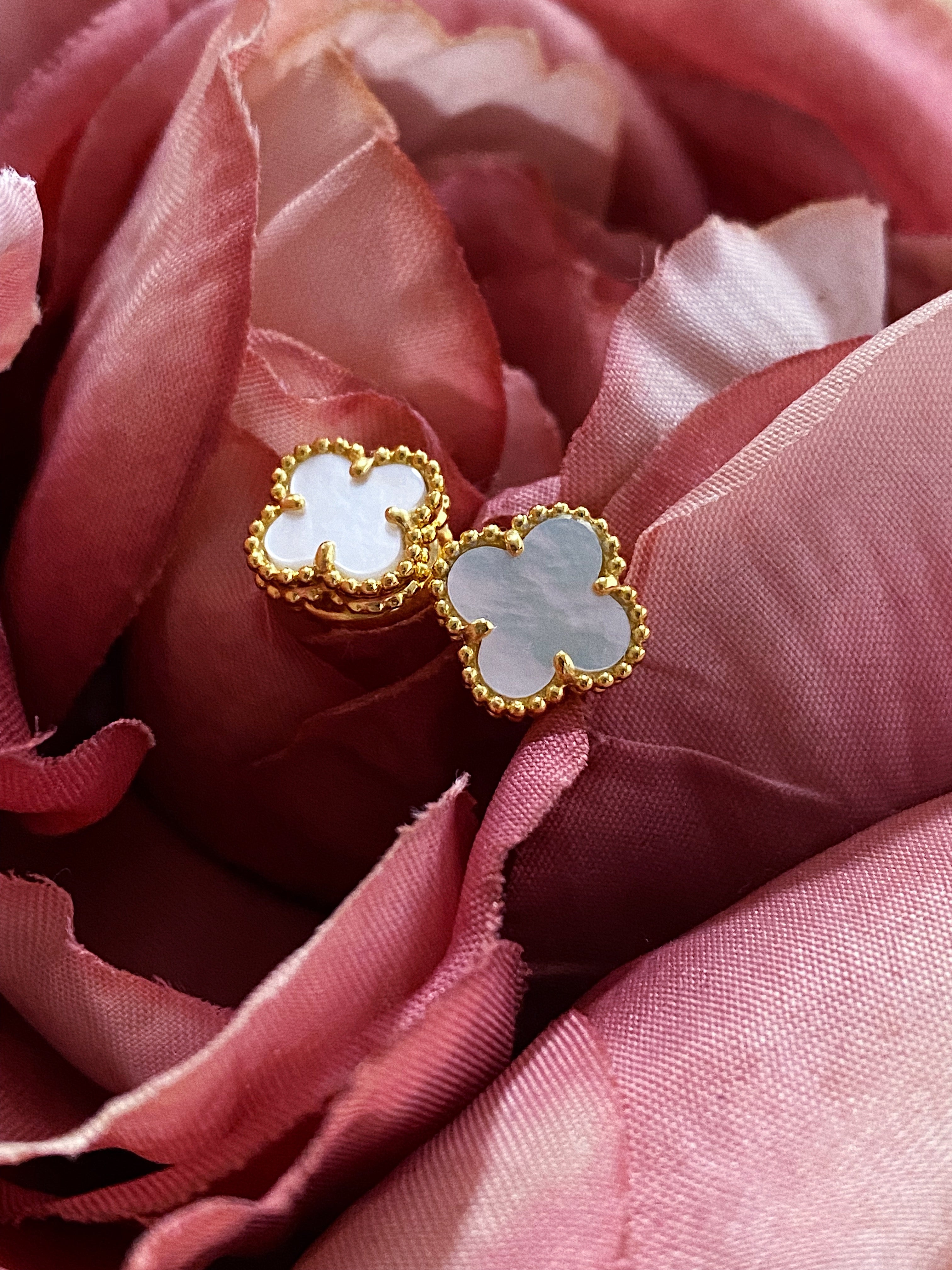 TOP Van Cleef & Arpels VCA Mini Stud Earrings - Mother Of Pearls
