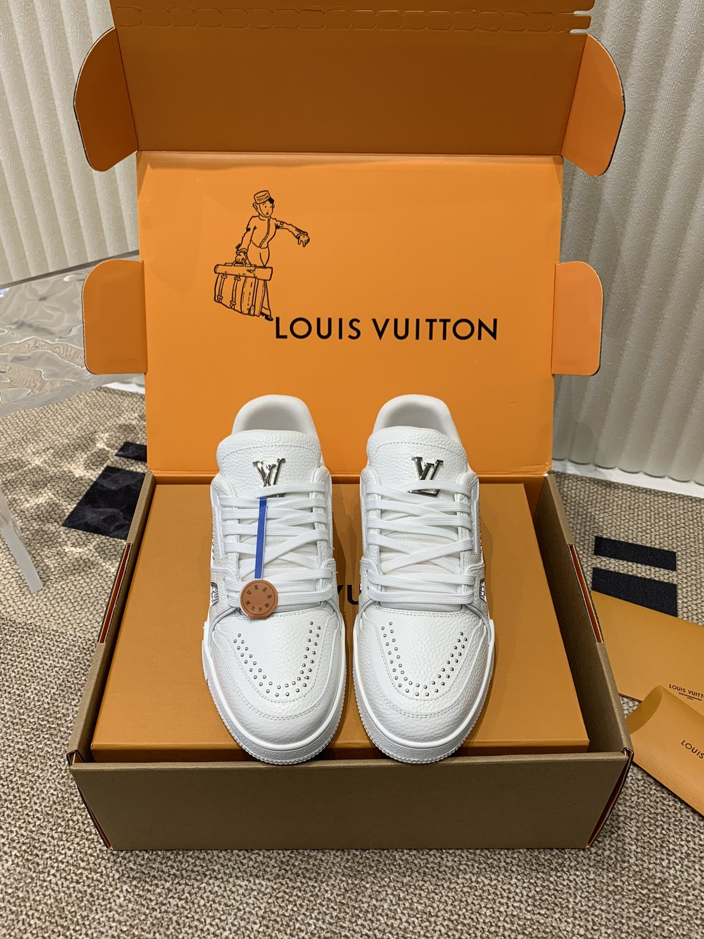 TOP Louis Vuitton LV Sneakers - 2 Colors