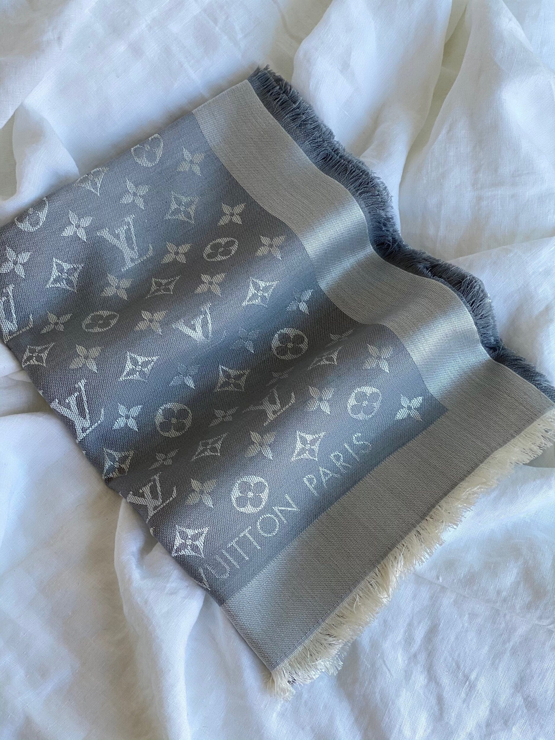 TOP Louis Vuitton LV  Scarf  - Grey