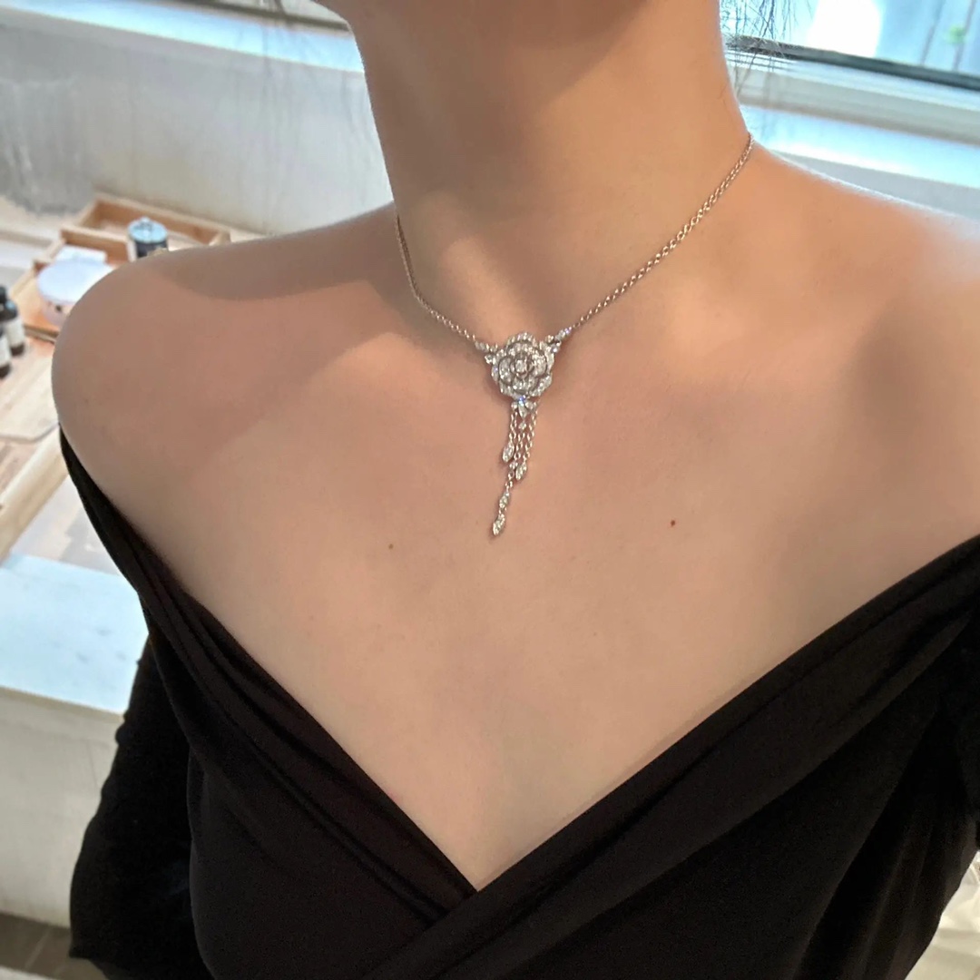 TOP CHANEL Camellia Necklace