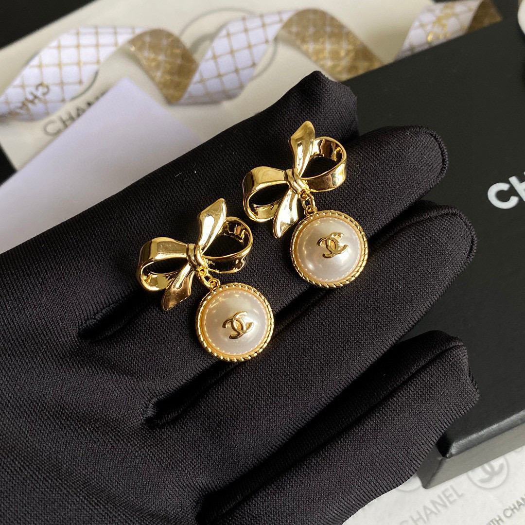 TOP CHANEL Logo Pearls Gold Bow Earrings