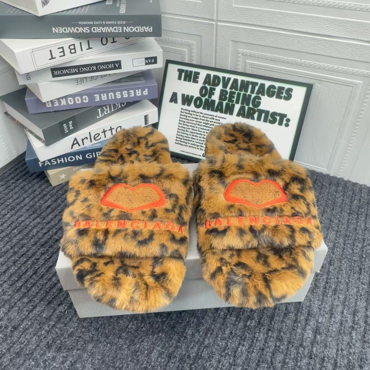 Balenciaga Fluffy Slippers(Replica)