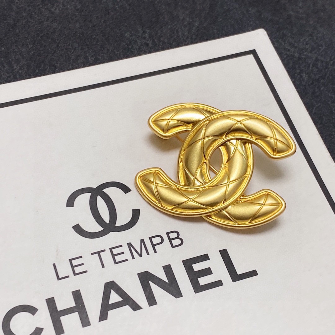 TOP CHANEL Gold Retro Style Brooch