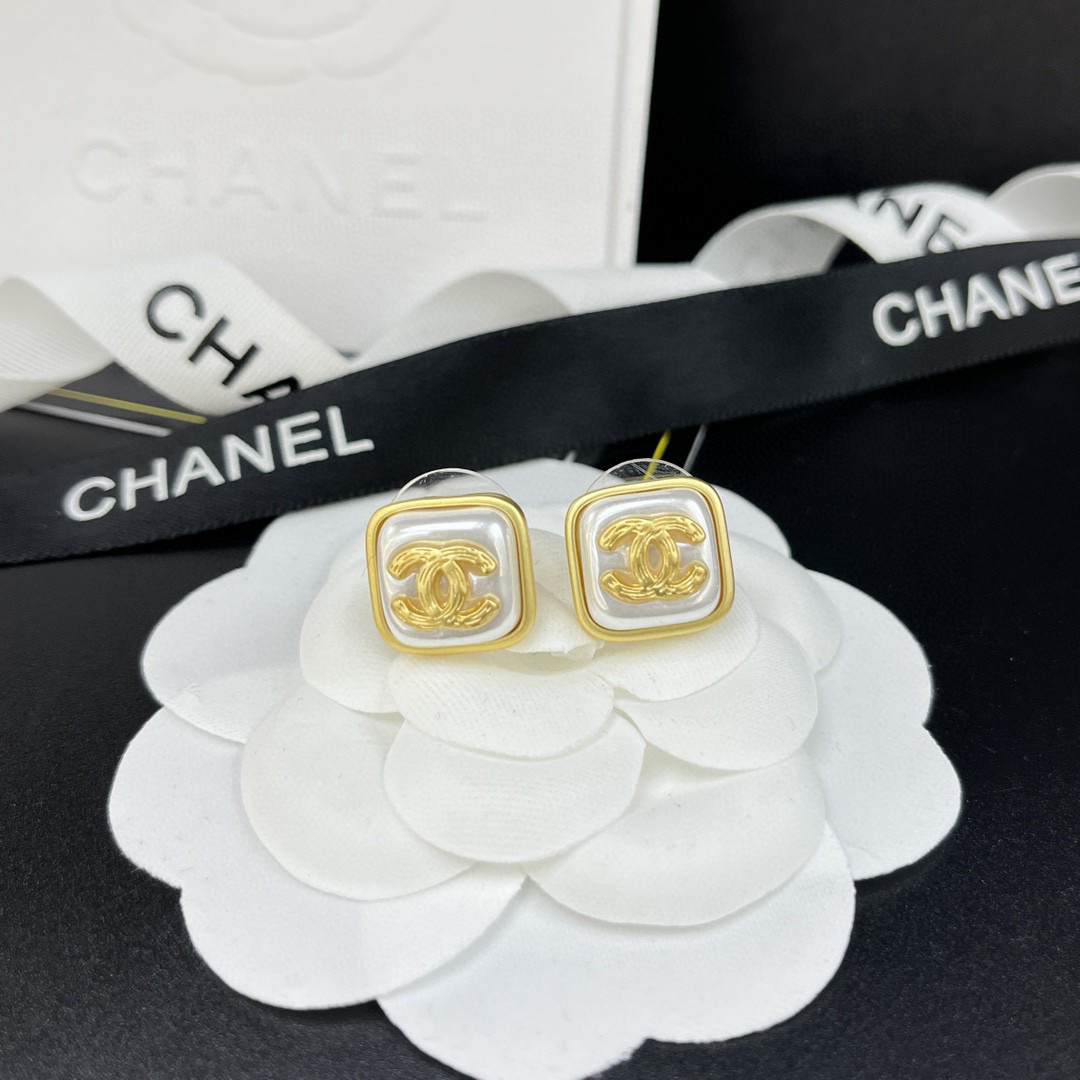 TOP CHANEL Logo Square pearls Stud Earrings