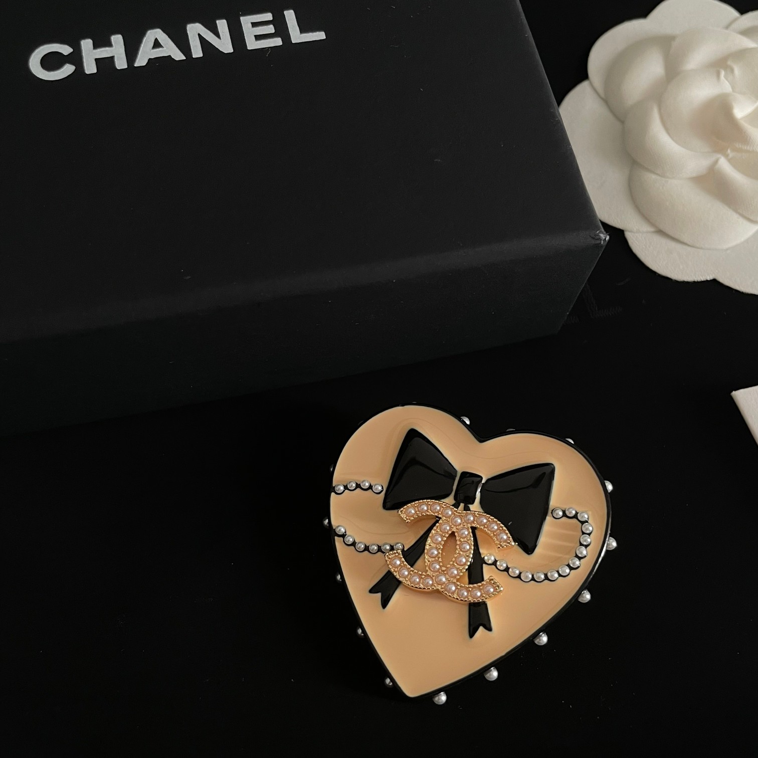 TOP CHANEL CC Brooch