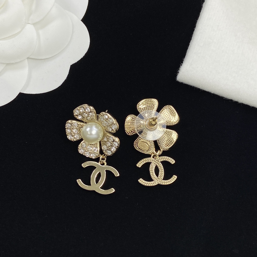 TOP CHANEL Metal Flower Pearl/Diamond Earrings - Gold
