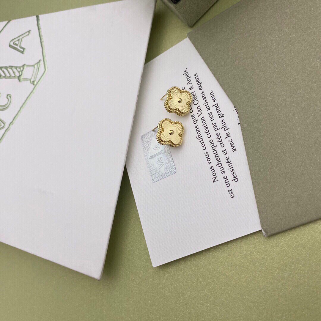 TOP Van Cleef & Arpels VCA 4 Cloverleaf Stud Earrings - Gold