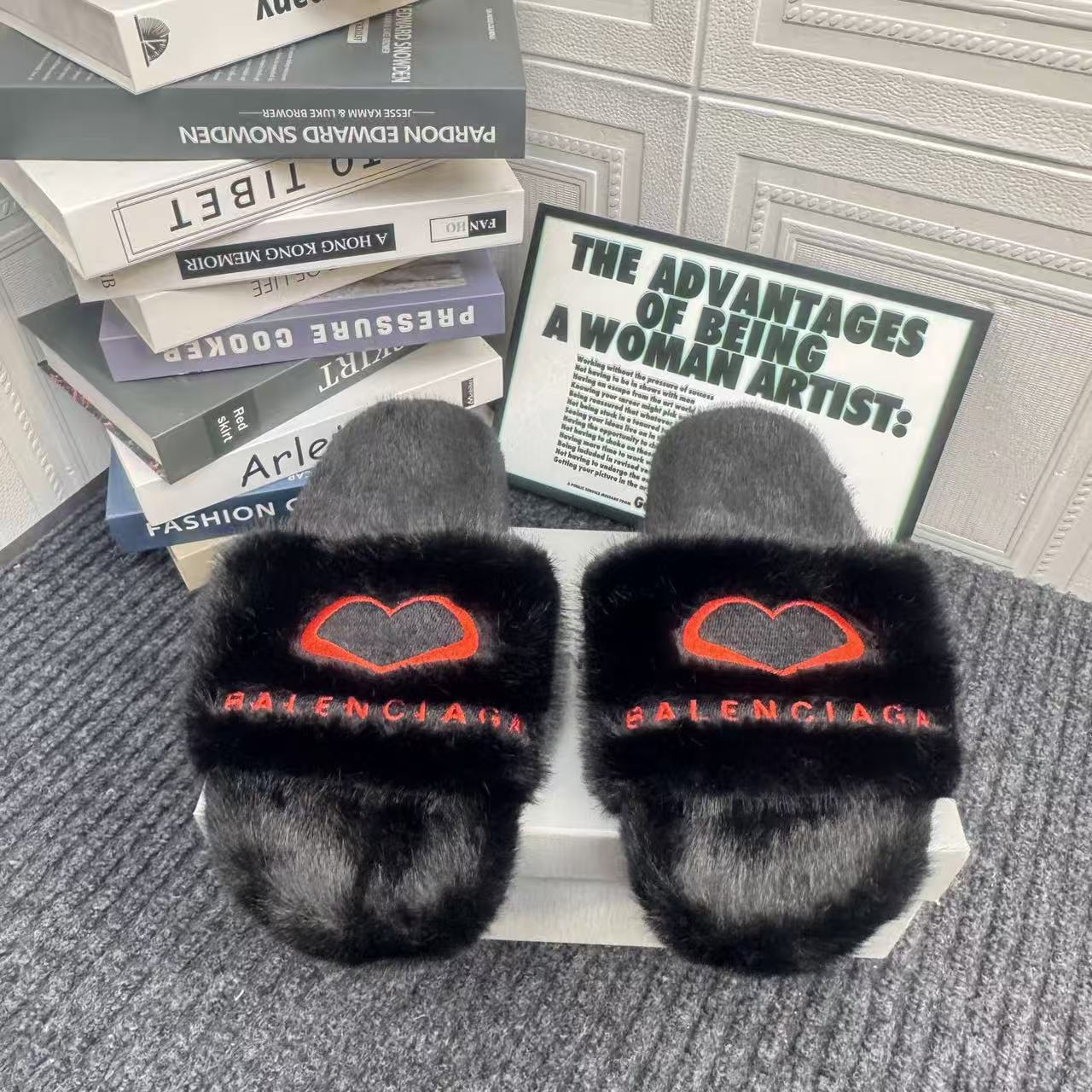 Balenciaga Fluffy Slippers(Replica)