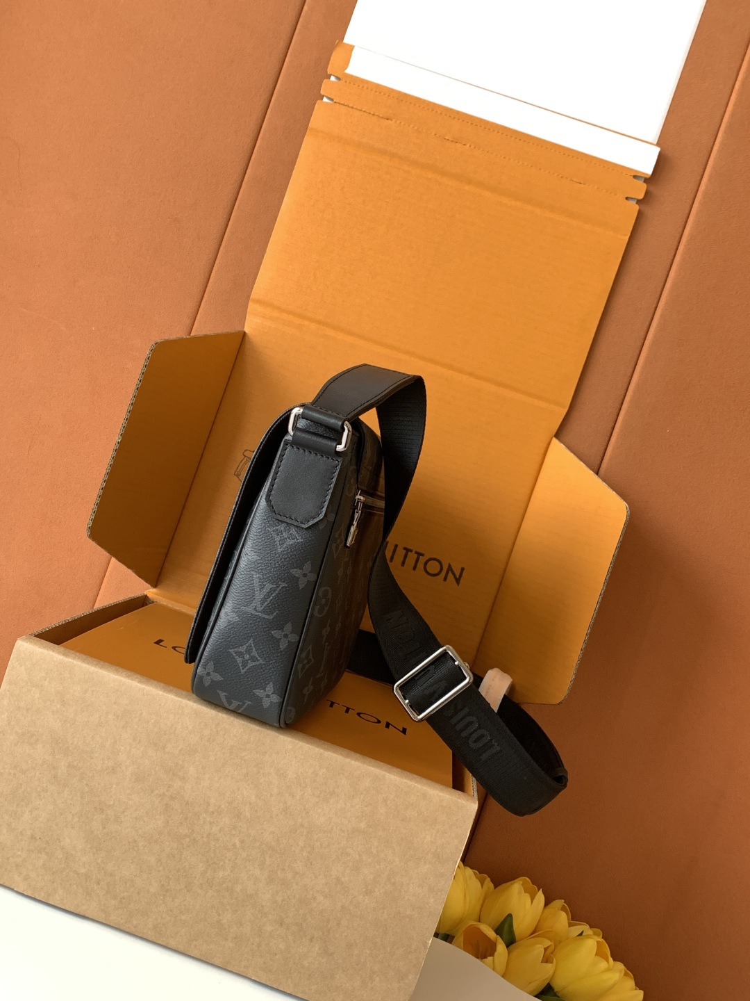 TOP Louis Vuitton LV District Monogram Eclipse Canvas Bag 26x20x7cm - Black