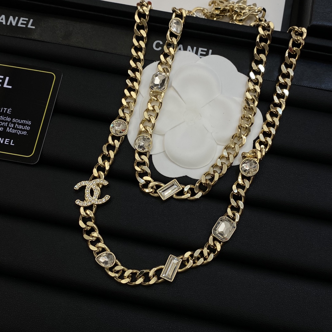 TOP CHANEL Sweater Chain with Crystal - Gold