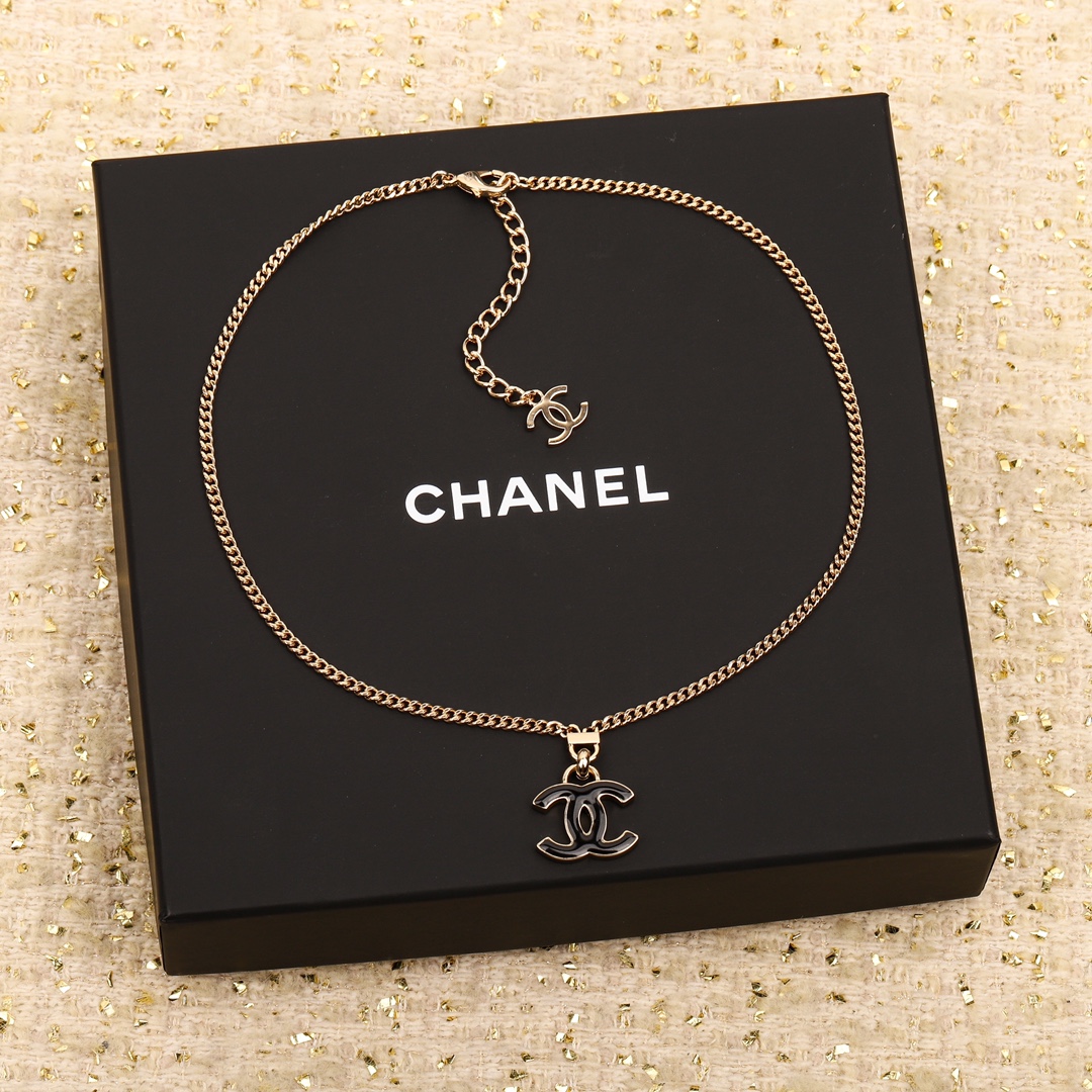 TOP CHANEL CC Enamel Necklace-Black