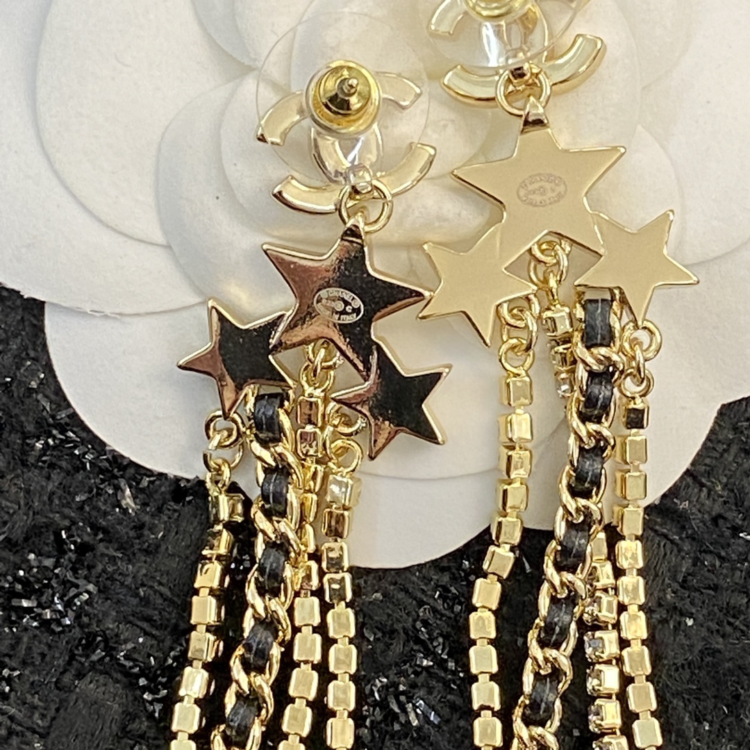 TOP CHANEL Lambskin Leather Chain Diamond Star Tassel Earrings - Gold