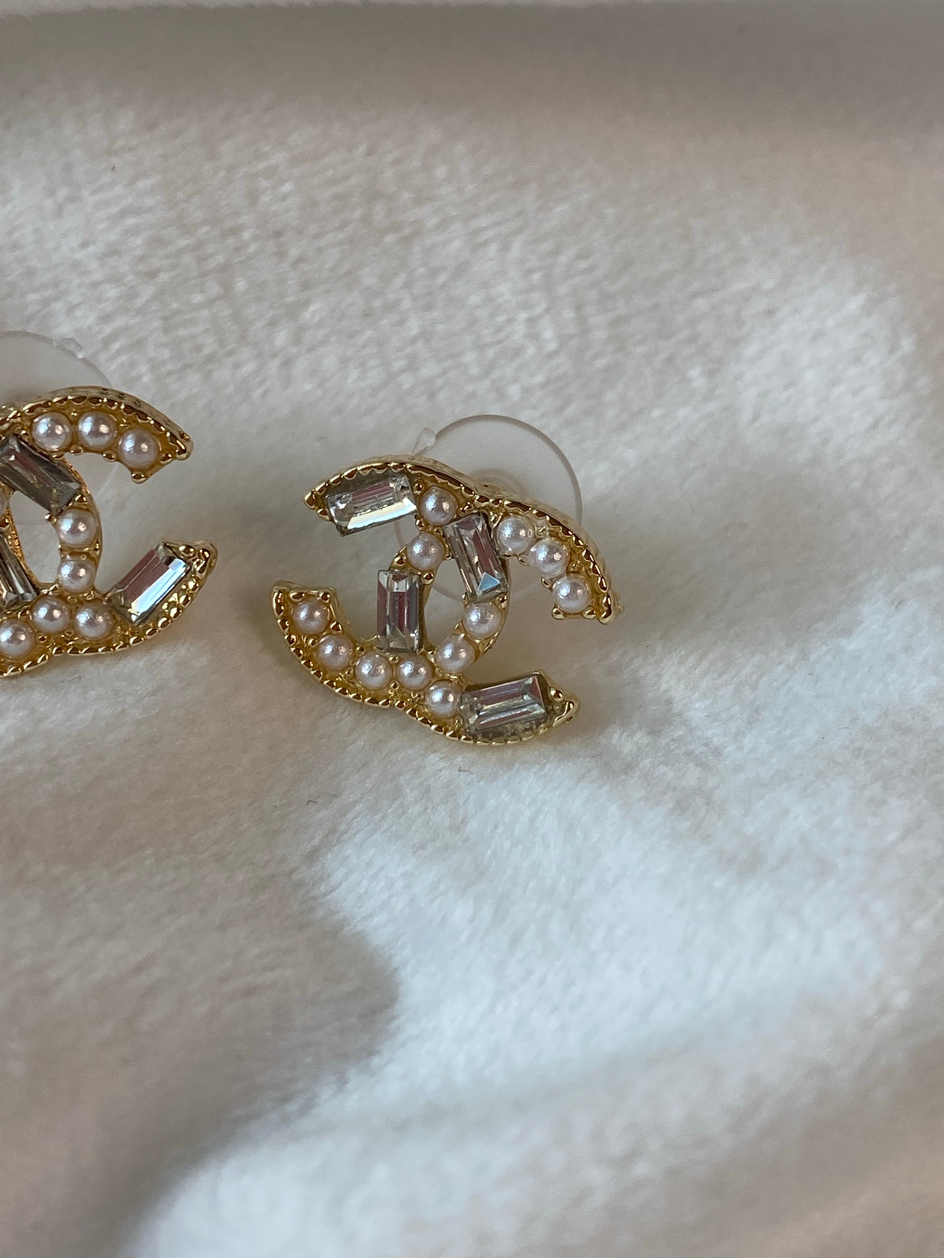 TOP CHANEL Small Stud Logo Earrings
