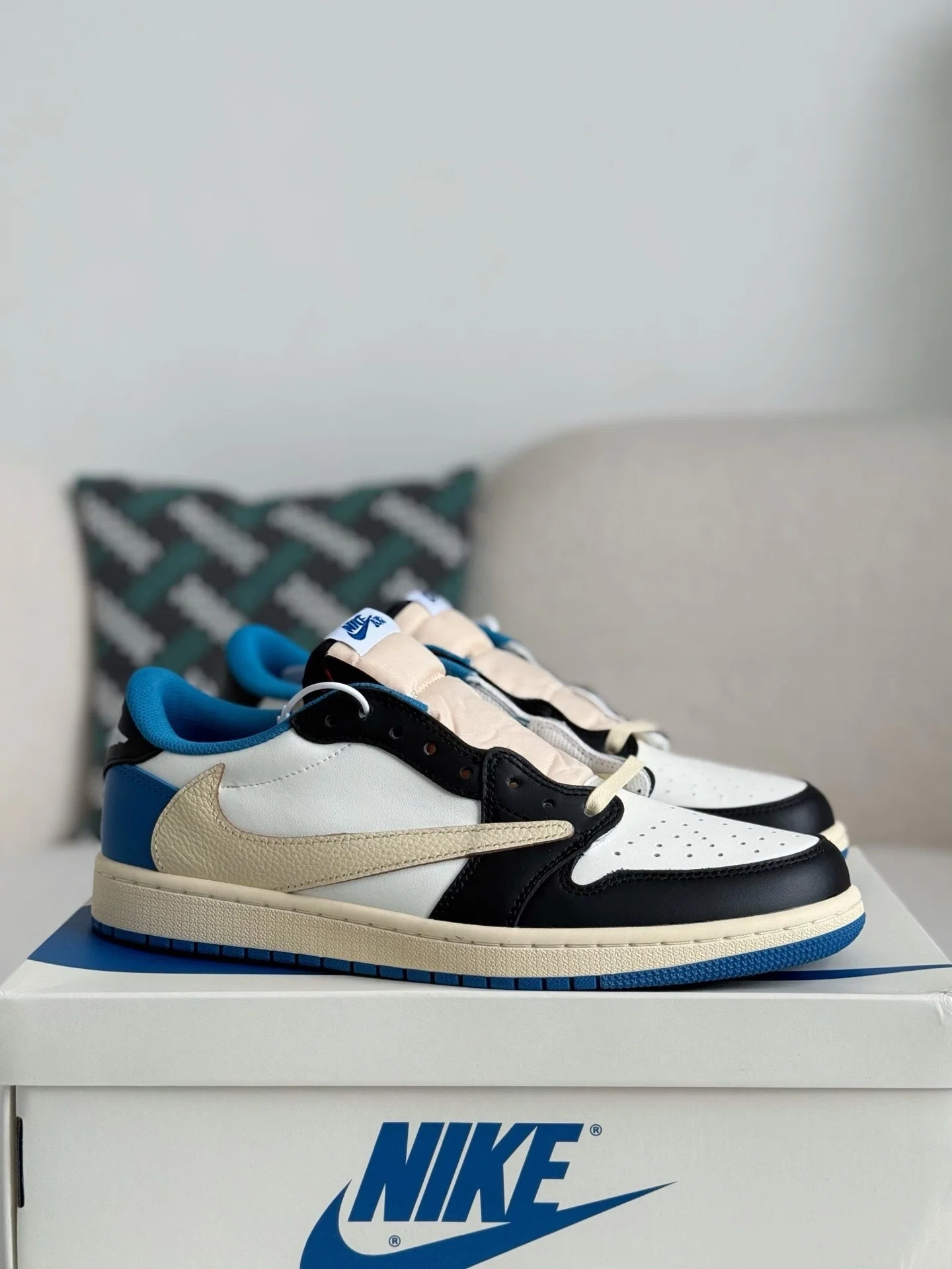 AAAShose White Black Blue Colorblock Low Top Sneakers Beige Reverse Swoosh Casual Skate Shoes Unisex