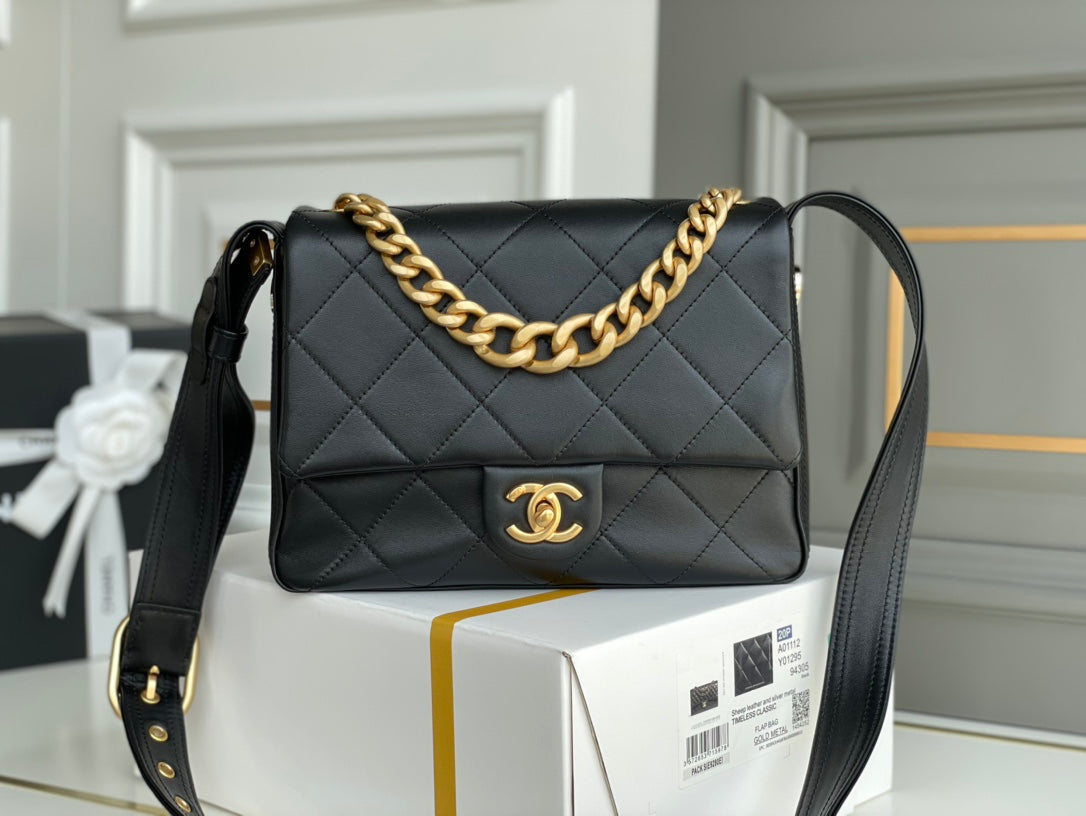 TOP CHANEL Hobo Flap Bag - Black & GHW
