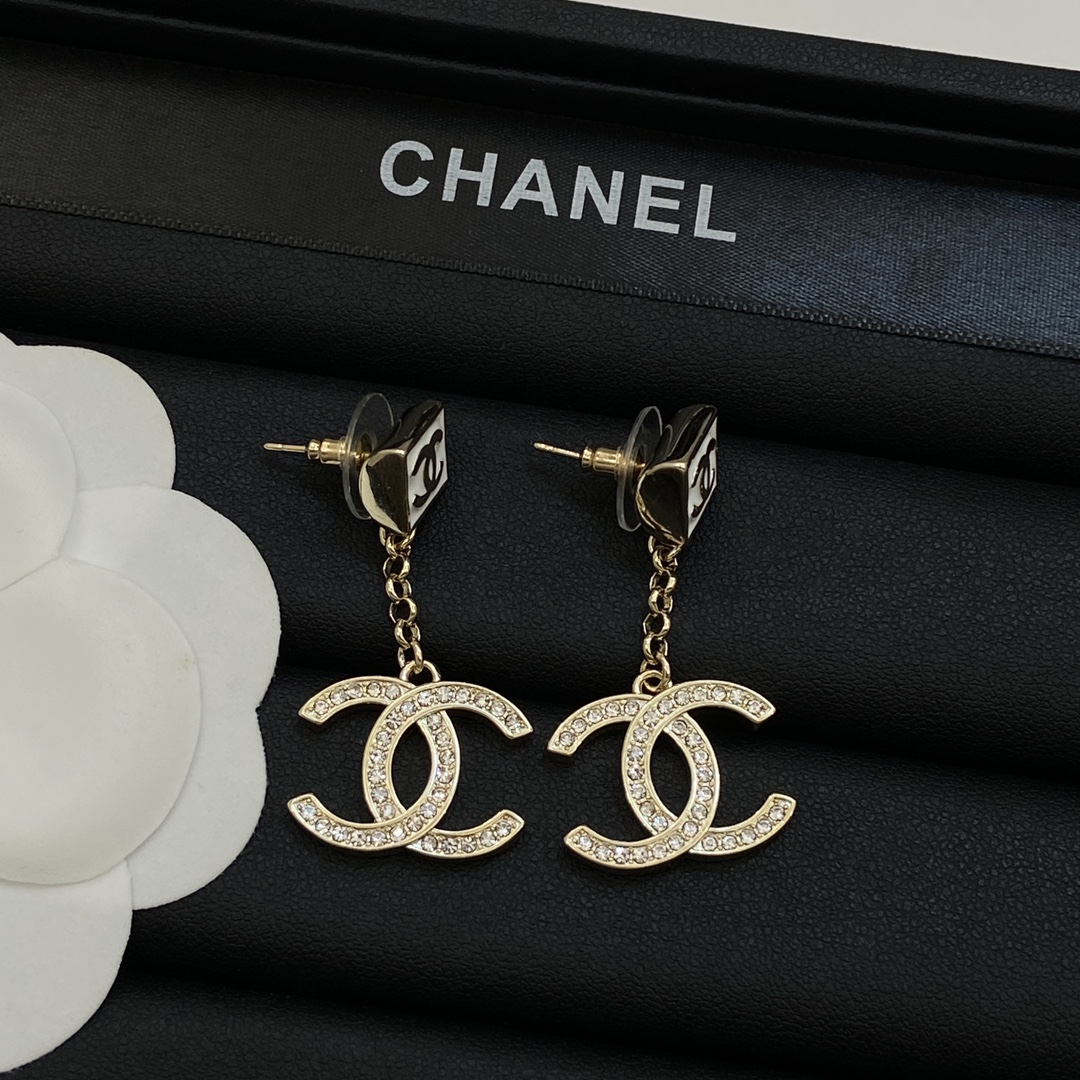 TOP CHANEL Pedant CC Earrings
