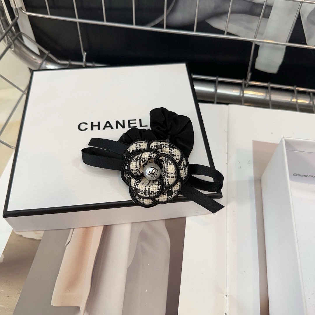 TOP CHANEL Camellia Flower Hair Loop - Black