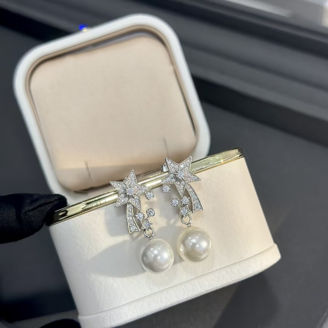 TOP CHANEL Flat Pearl Earrings