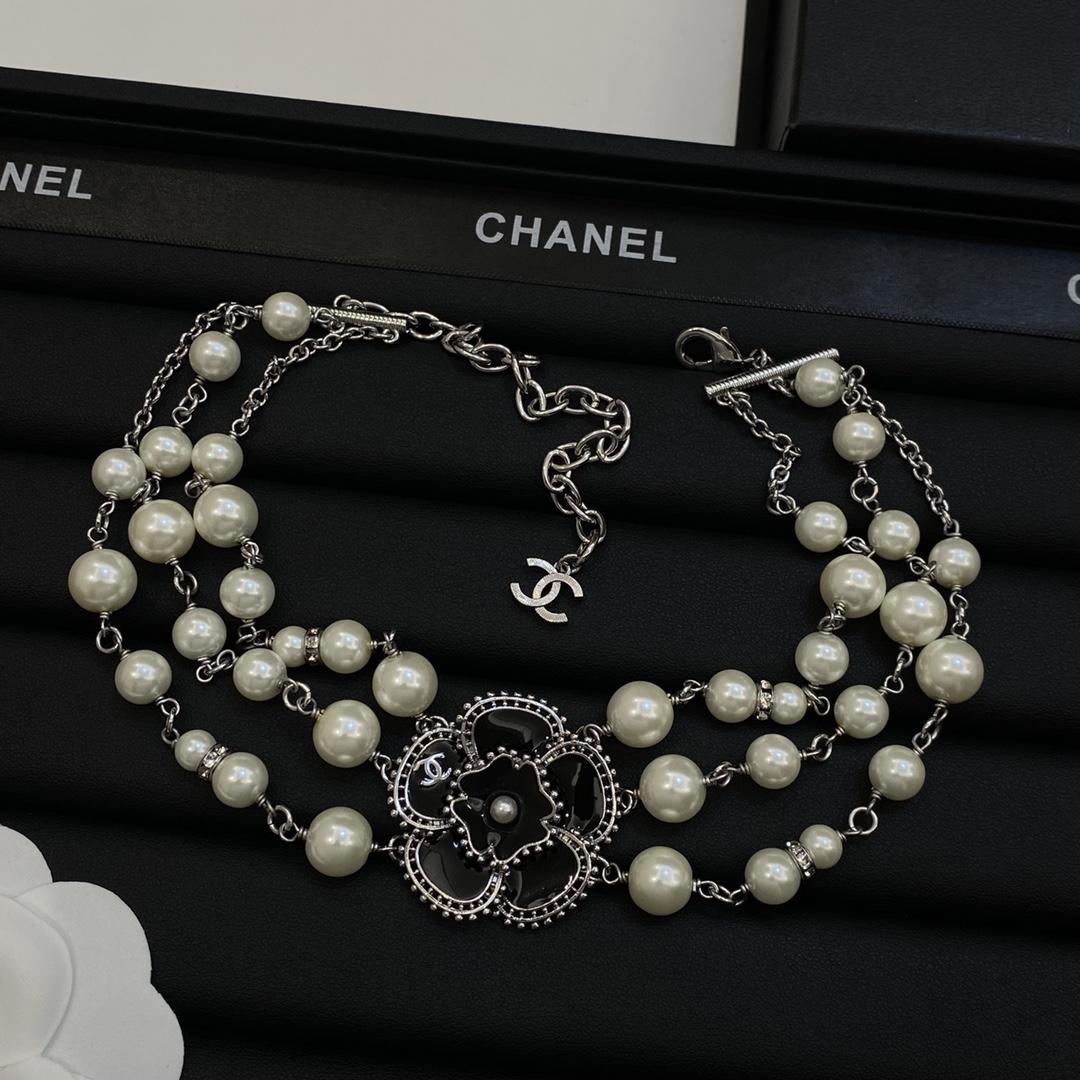 TOP CHANEL Sweater Chain with Pearl and Flower - Silver