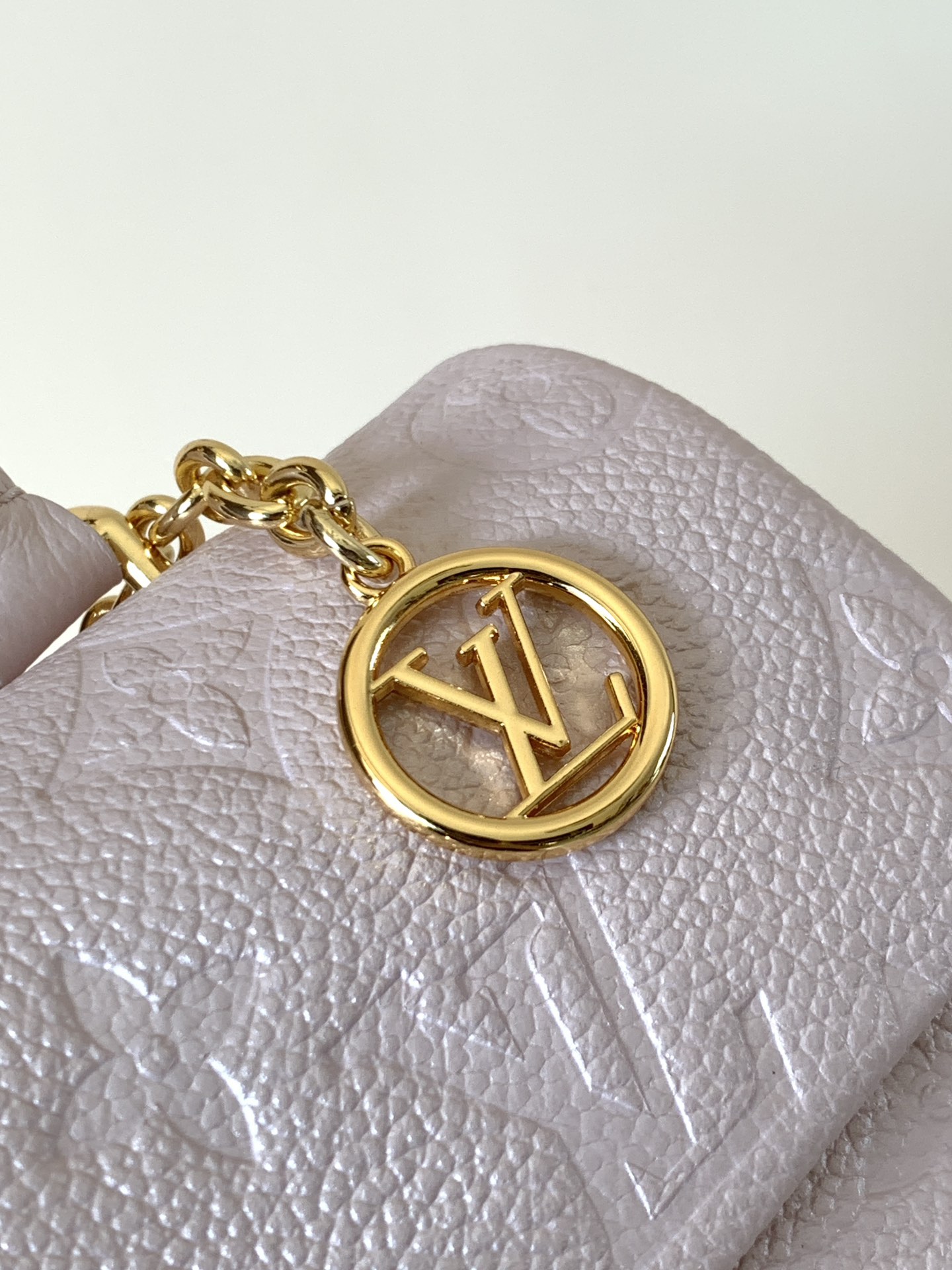 TOP Louis Vuitton LV Nano Madeleine Bag Monogram Empreinte Leather 21× 12.5 × 6cm - Pearl Pink