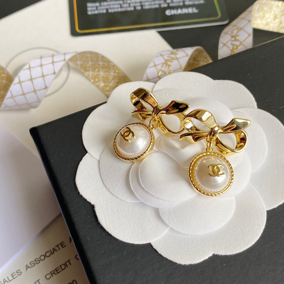 TOP CHANEL Logo Pearls Gold Bow Earrings