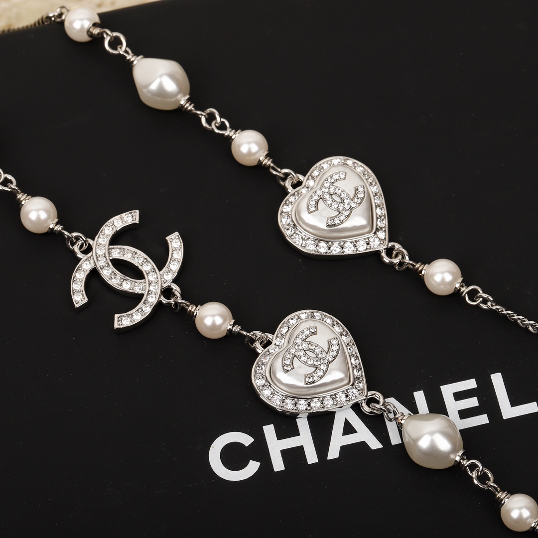TOP CHANEL Heart Pearl Sweater Chain