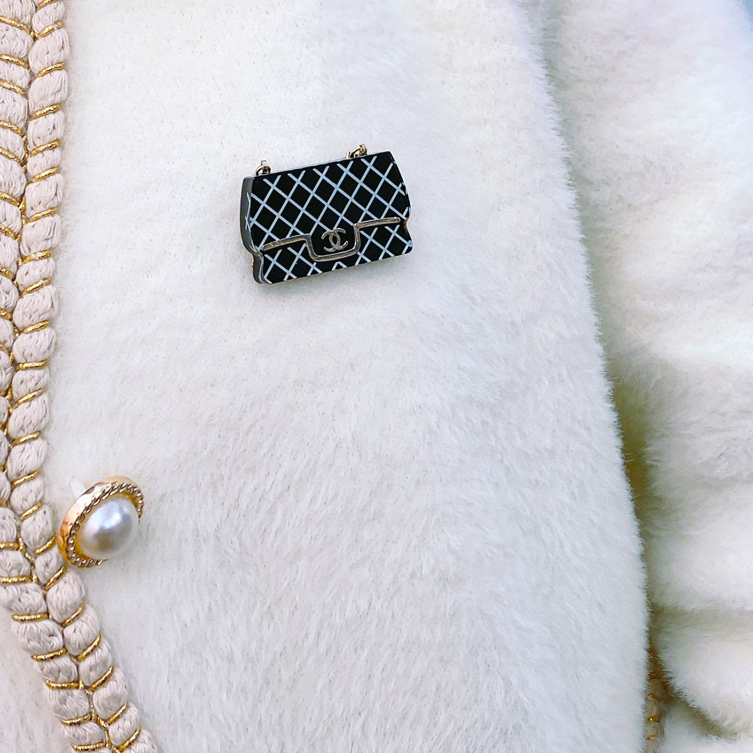 TOP CHANEL Vintage Classic Flab Bag Brooch - Black