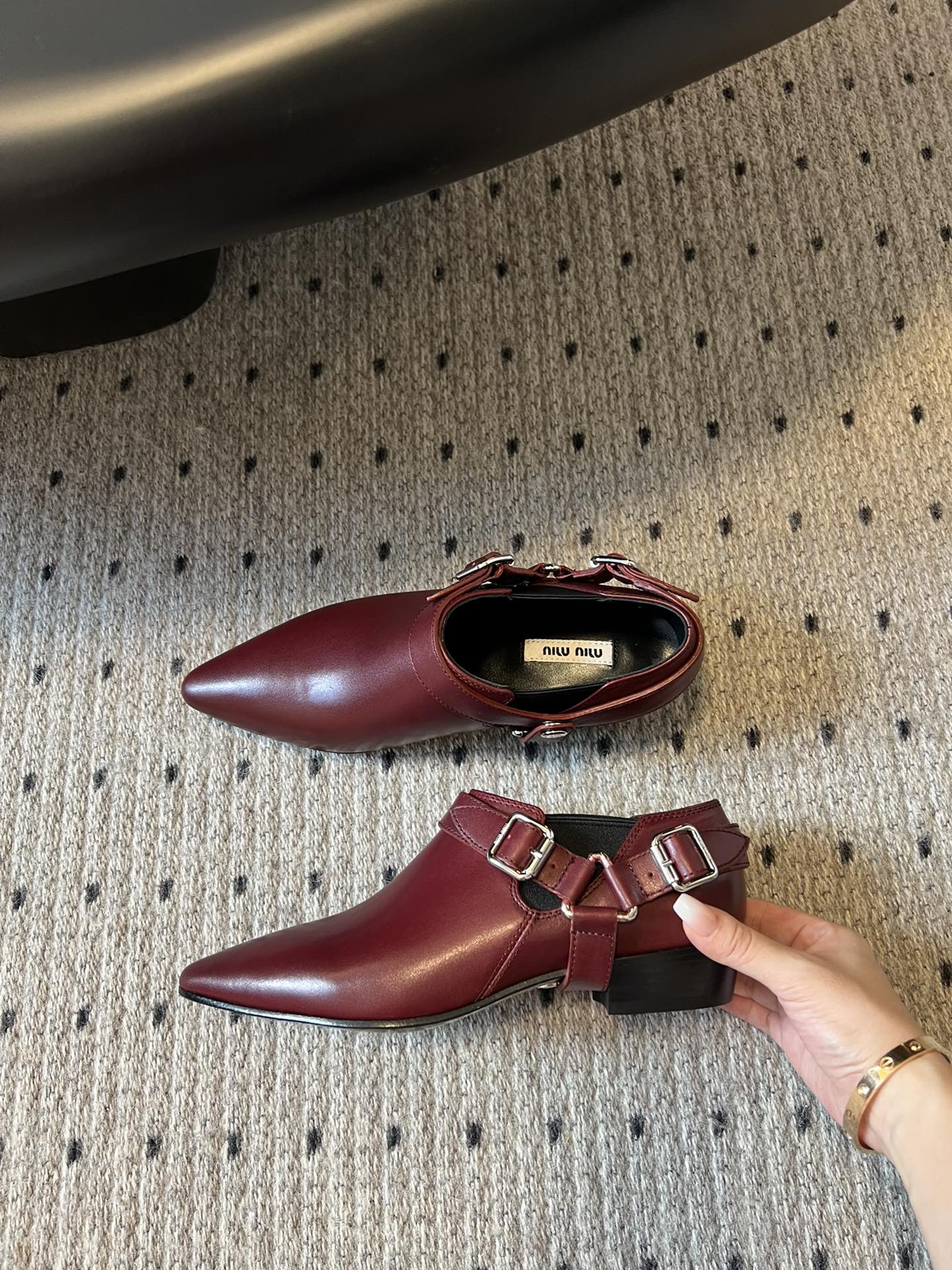 TOP Miu Miu Chunky Heel Pointed Toe Leather Shoes - 2 Color