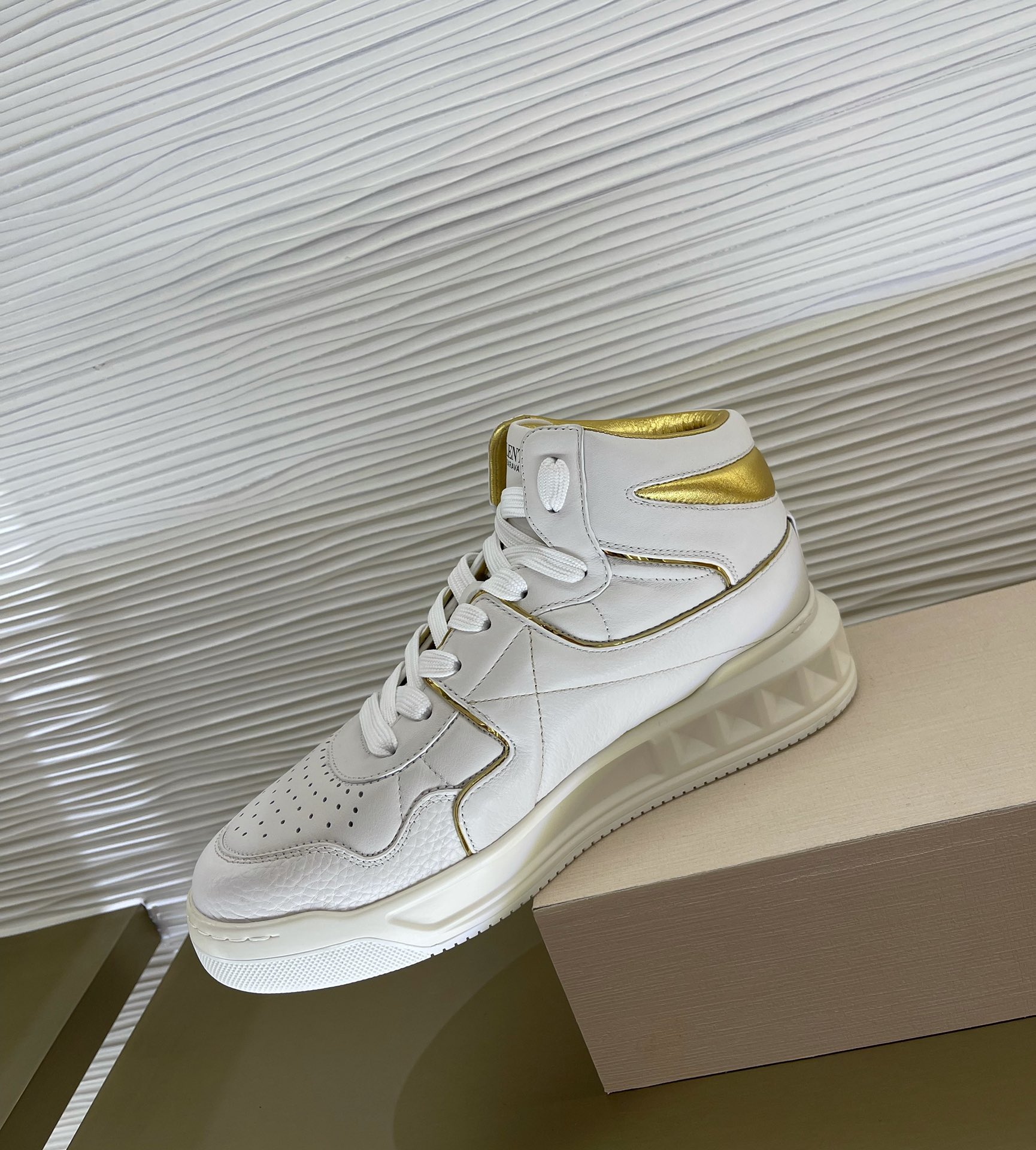 Valentino One Stud High‑Top Sneakers White Gold Calf Leather One‑Stud Ornament Platform Shoes Unisex