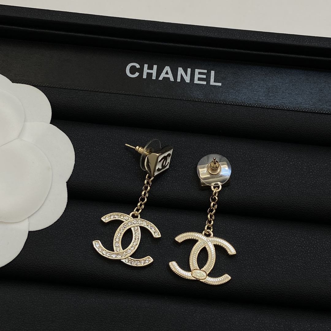 TOP CHANEL Pedant CC Earrings