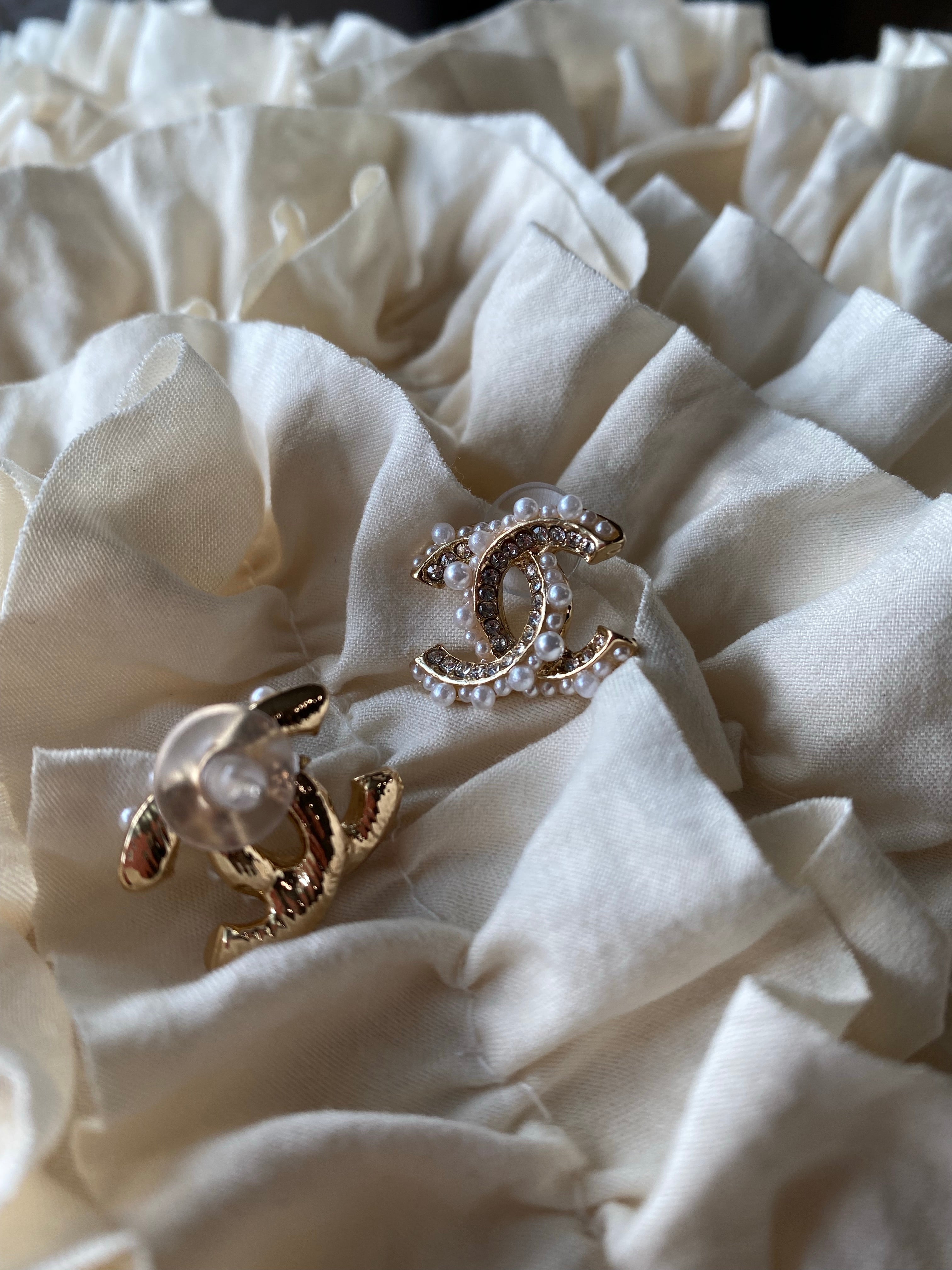 TOP CHANEL Stud Pearls Earrings