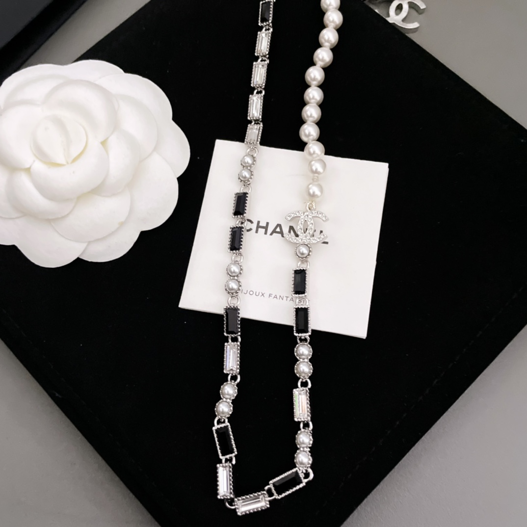 TOP CHANEL Black and White Long Diamond and Pearl Necklace