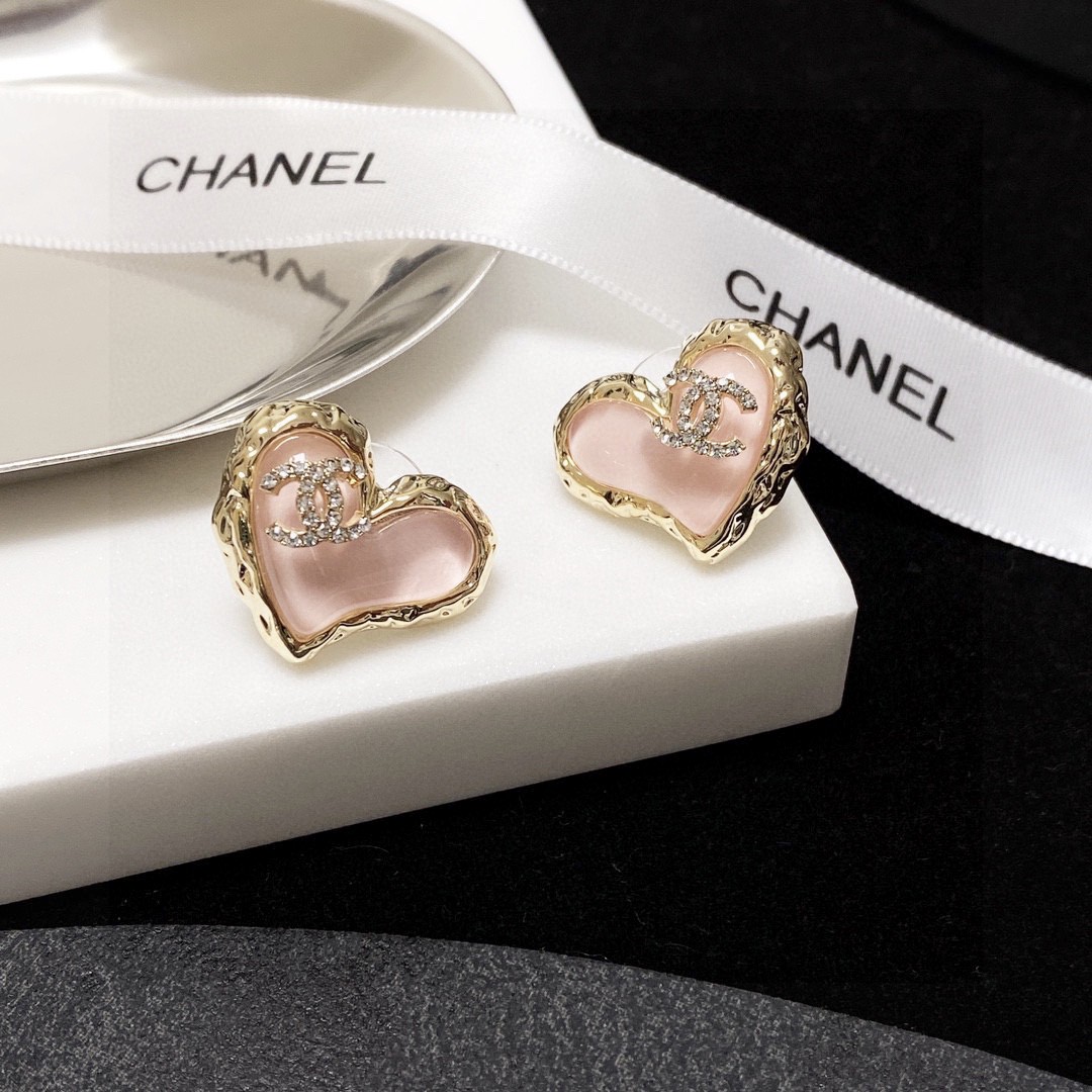 TOP CHANEL Classic Heart Stud Earrings - Pink