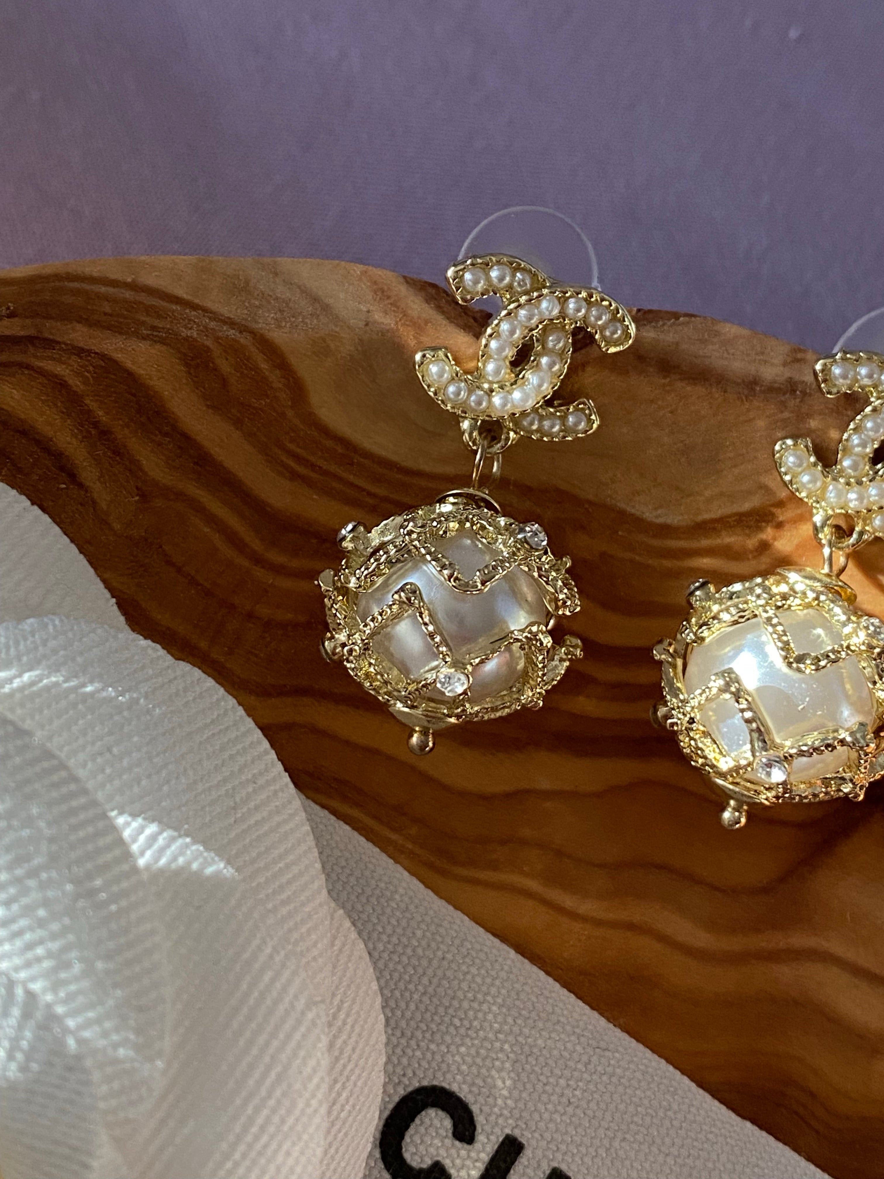 TOP CHANEL Dangle Pearl Earrings