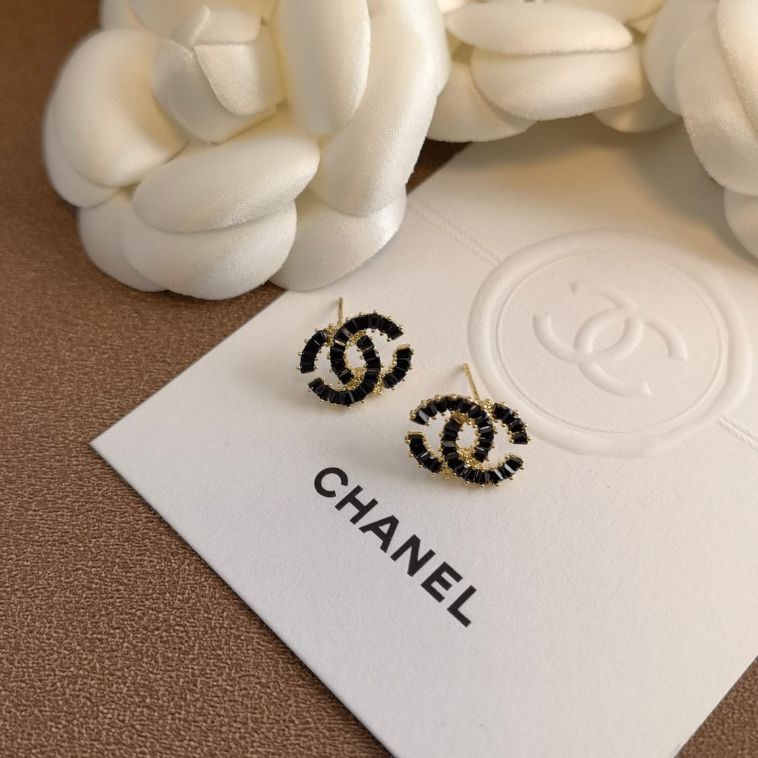 TOP CHANEL Square Black Diamond CC Earrings
