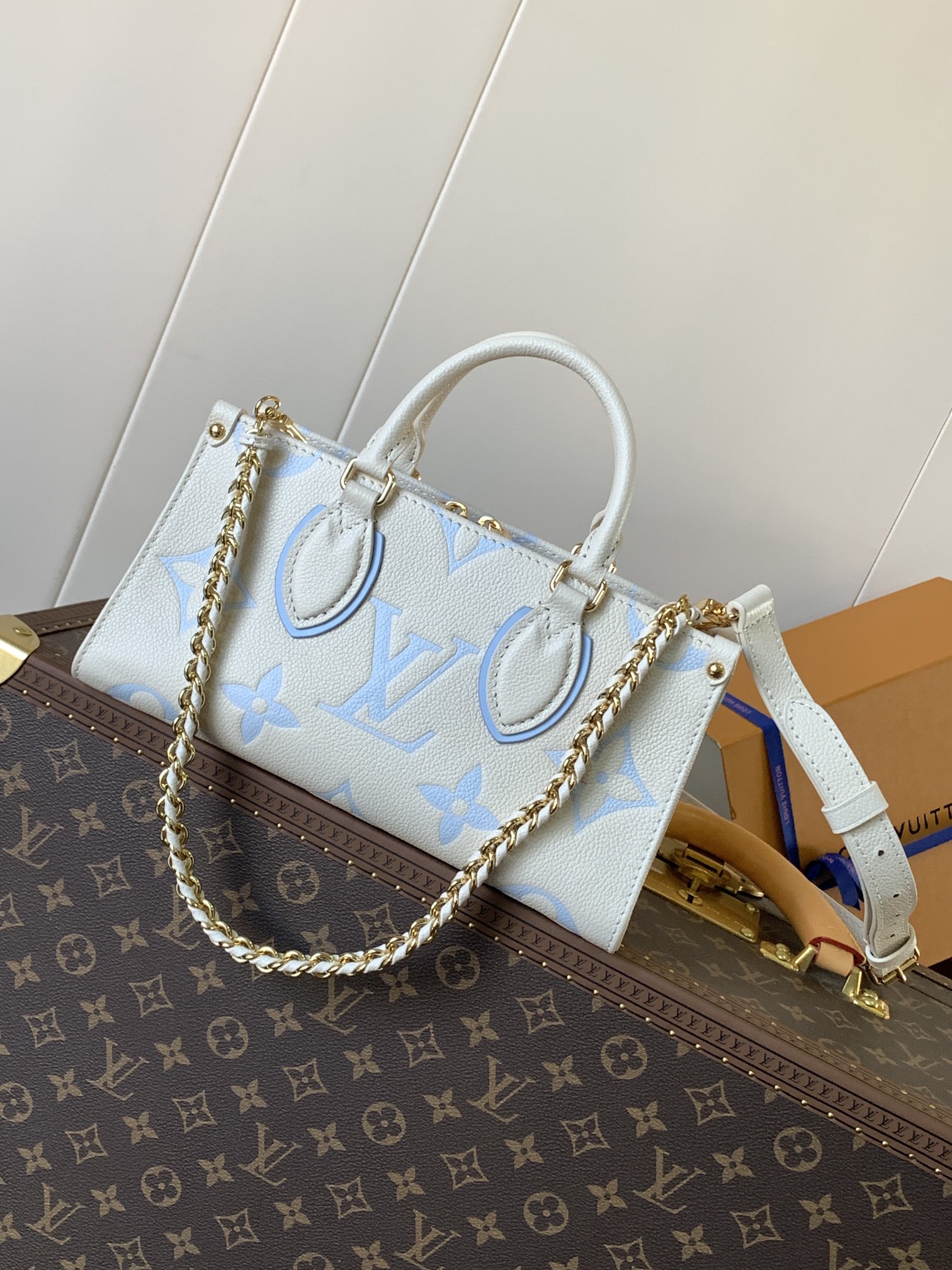 TOP Louis Vuitton LV On The Go East West Bag Cow Leather 25x13x10 cm- White and Blue