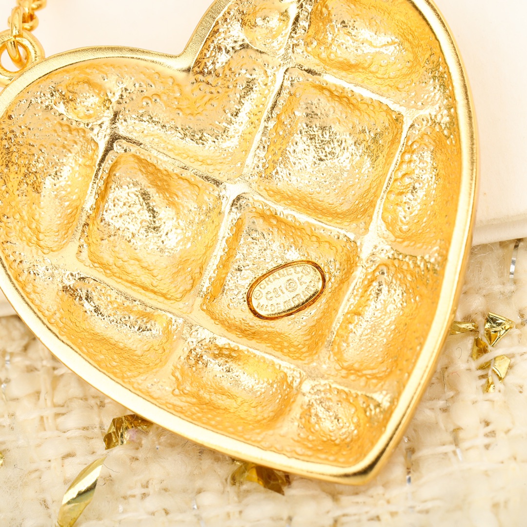 TOP CHANEL Heart Earrings