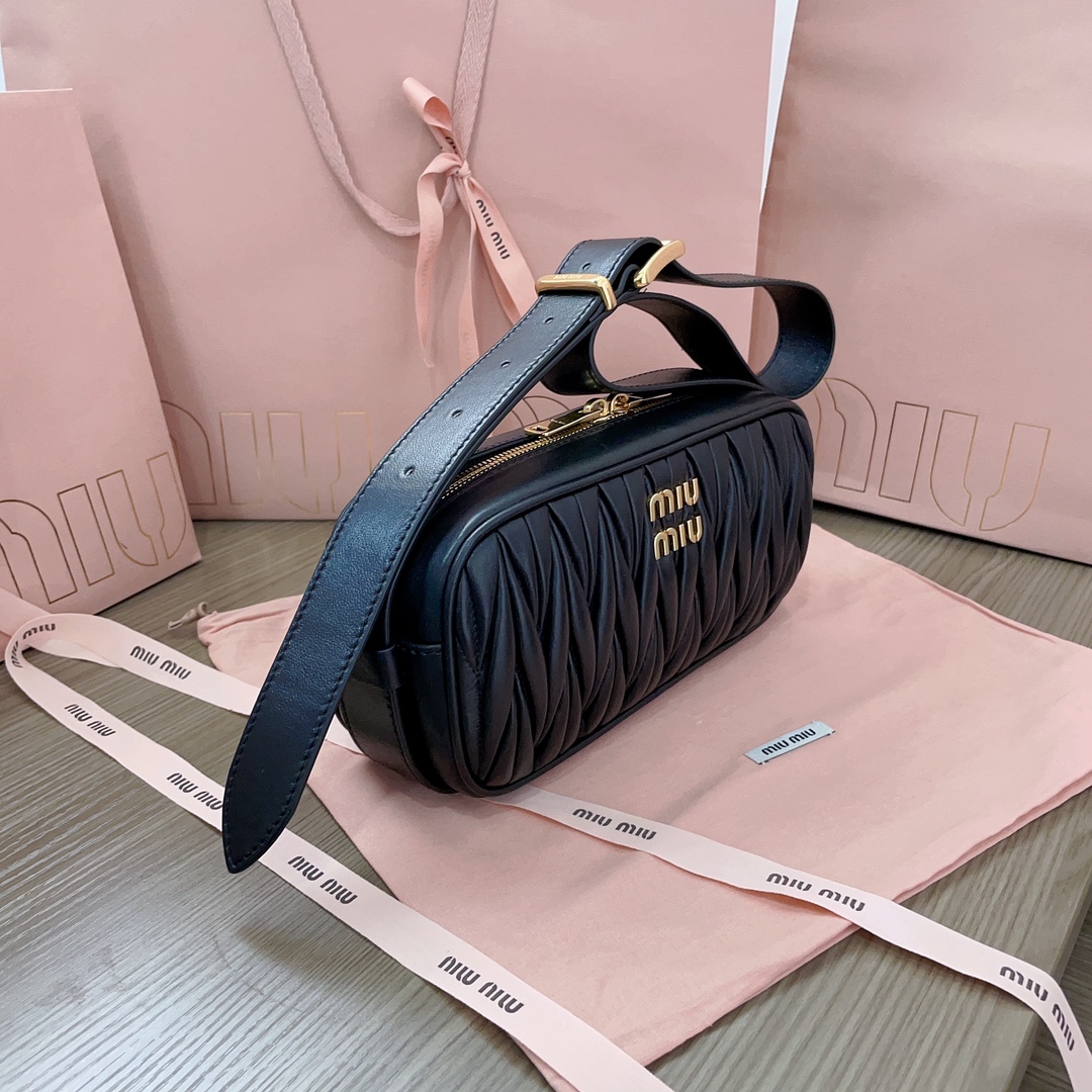 TOP Miu Miu Classic Matelasse Lambskin Bag 24 x 11.5 x 7 cm - 2 Color