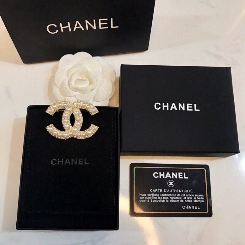 TOP CHANEL Double C Pearl Classic Brooch