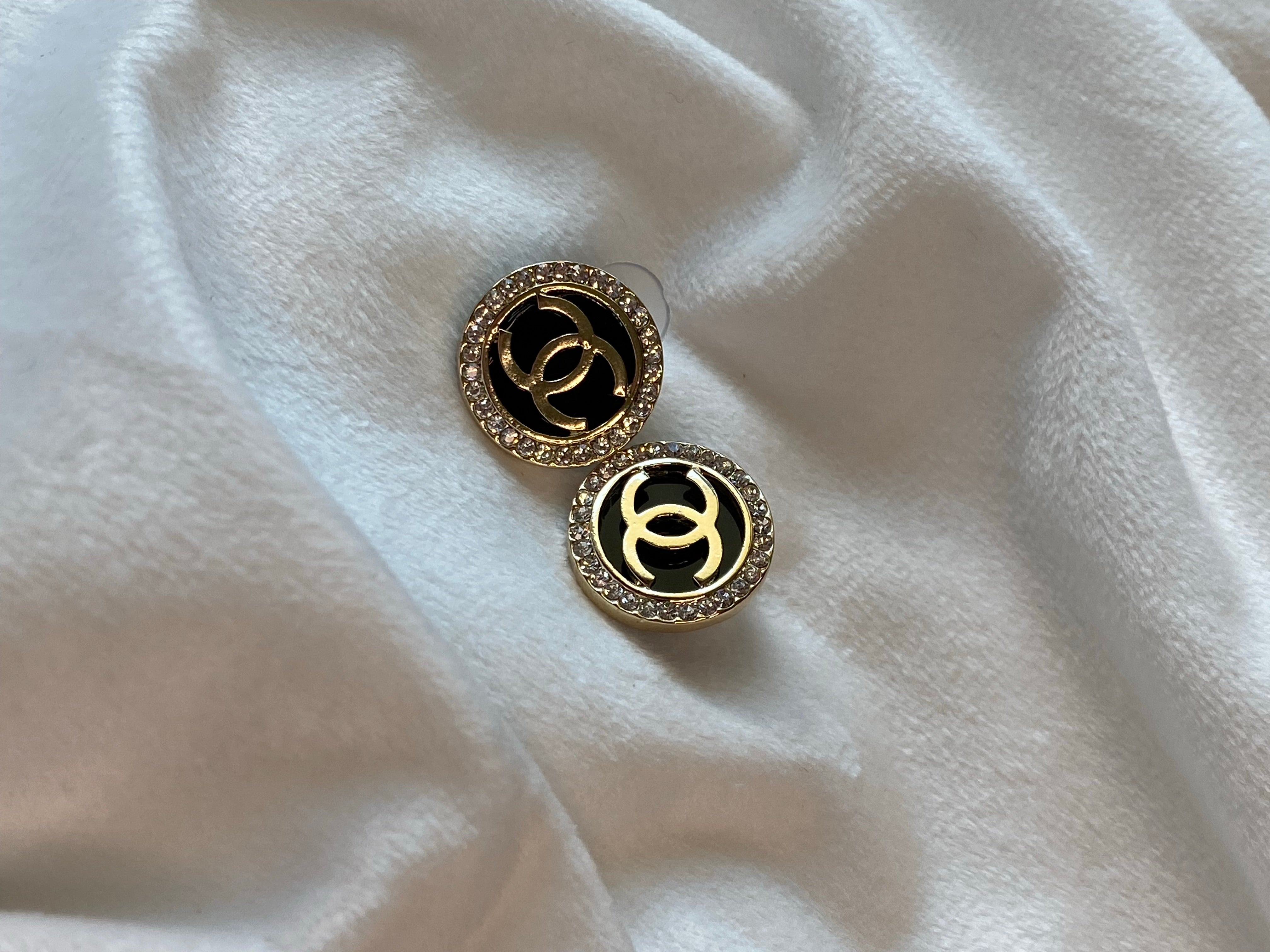 TOP CHANEL Round Stones Black Earrings